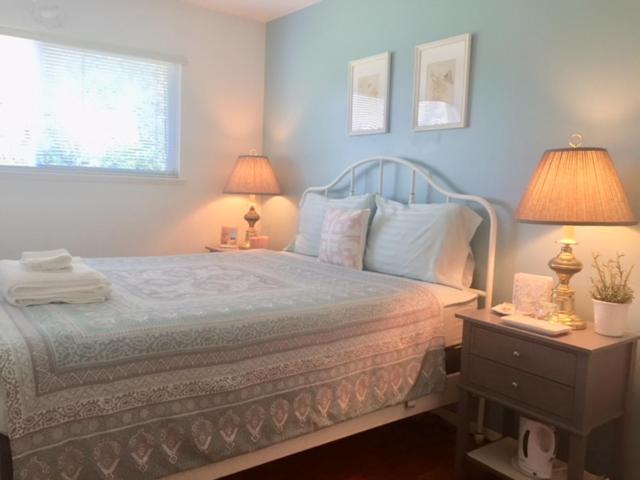 Queen Room with Shared Bathroom photo 2