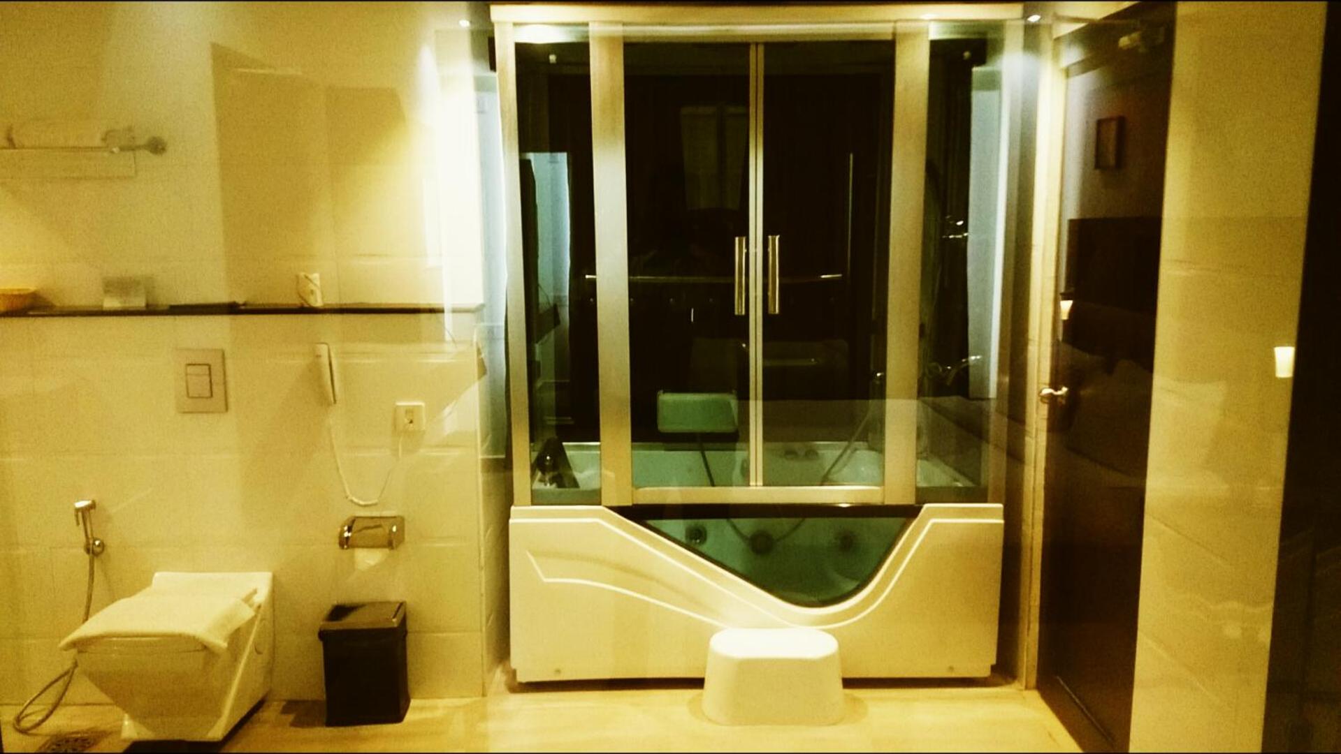 Suite with Balcony - Photo 4