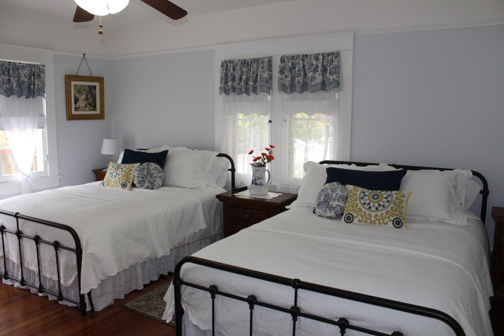 Deluxe Queen Room With Two Queen Beds photo 2