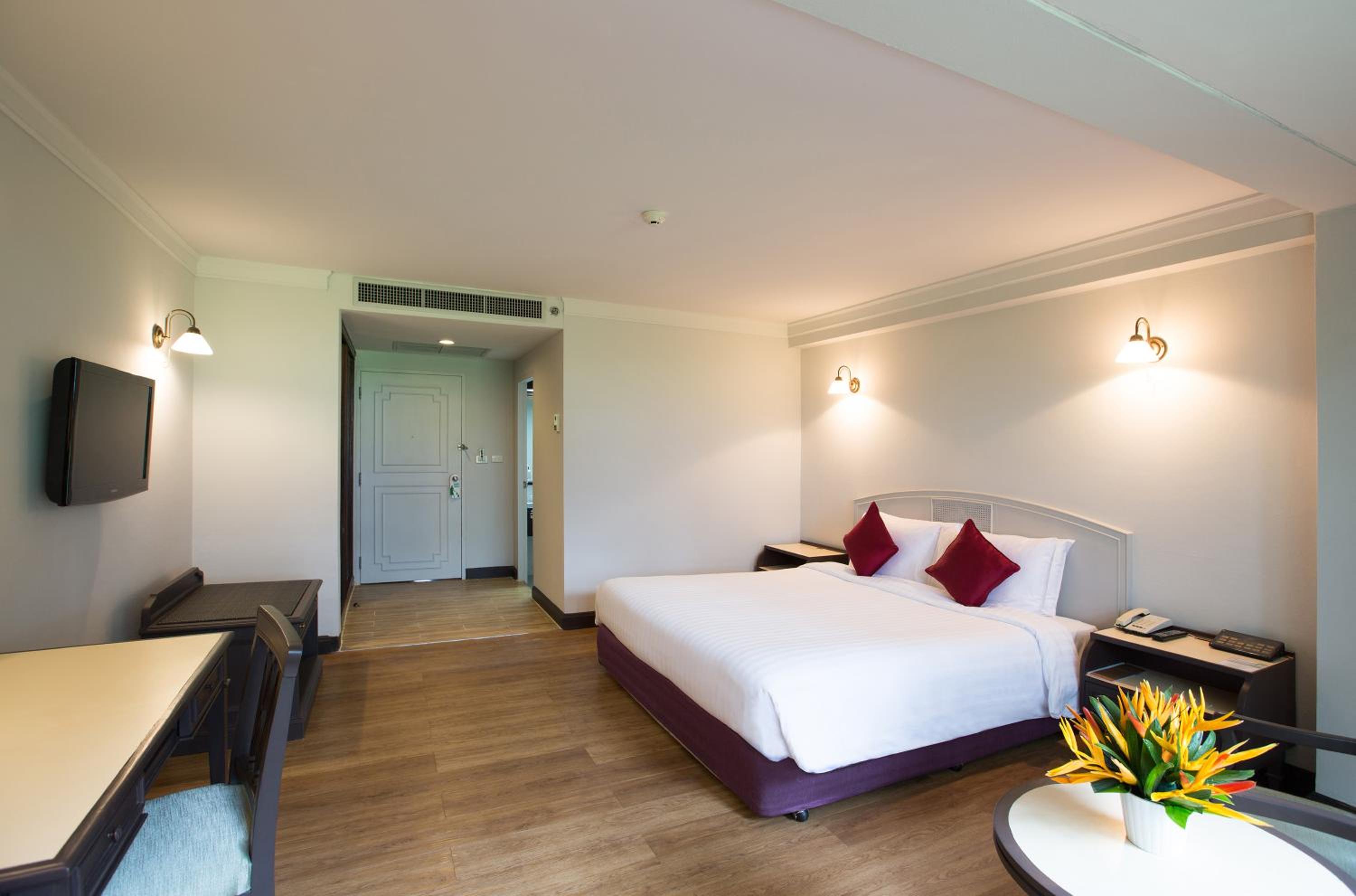 Deluxe Premium Twin Bed - Photo 8