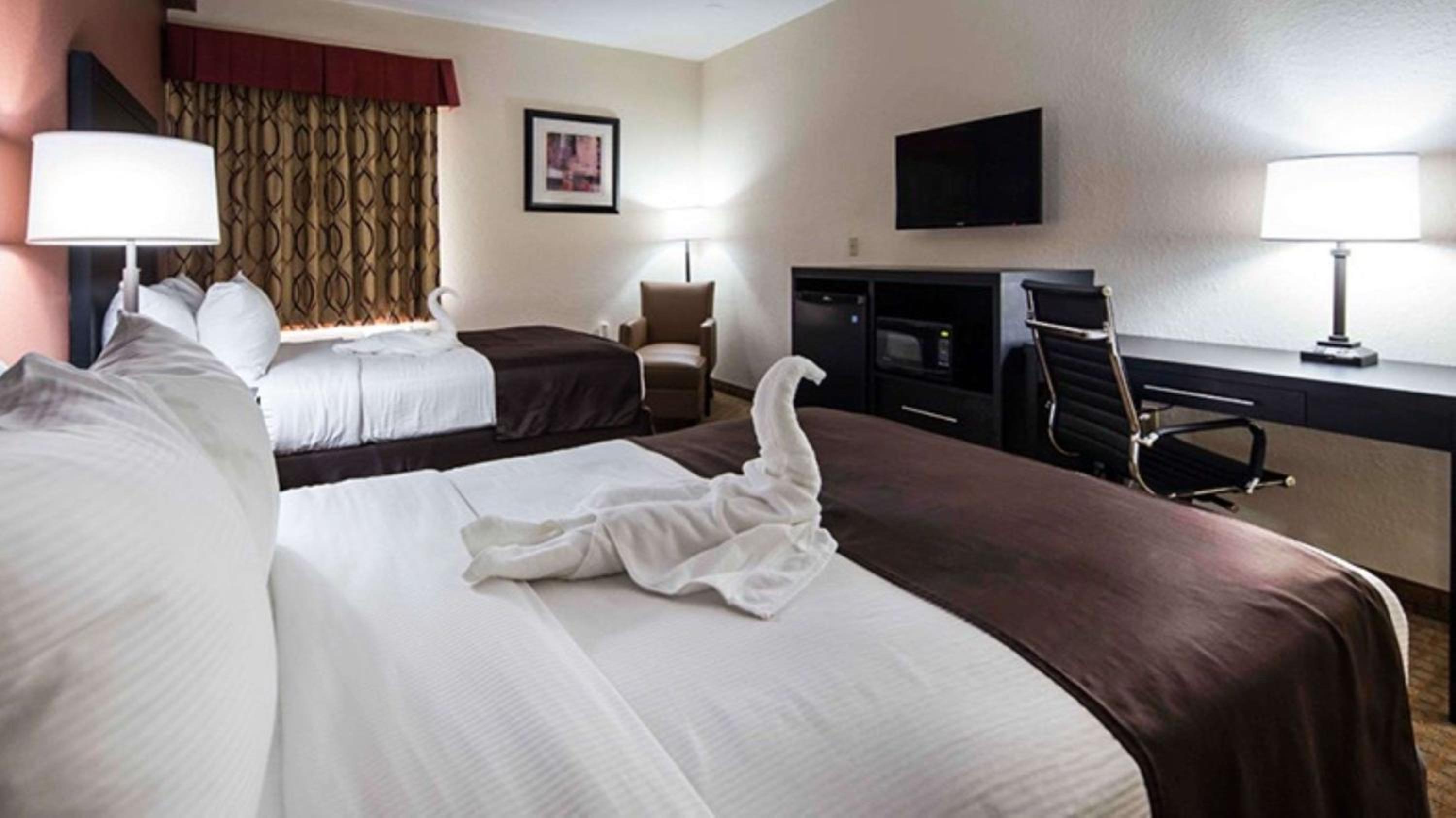 Queen Room with Two Queen Beds and Sofa Bed - Photo 3