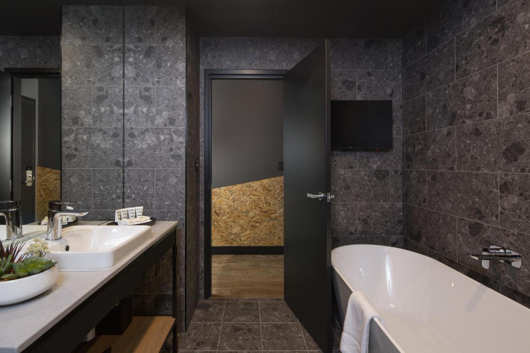 Deluxe King Room with Bath photo 3