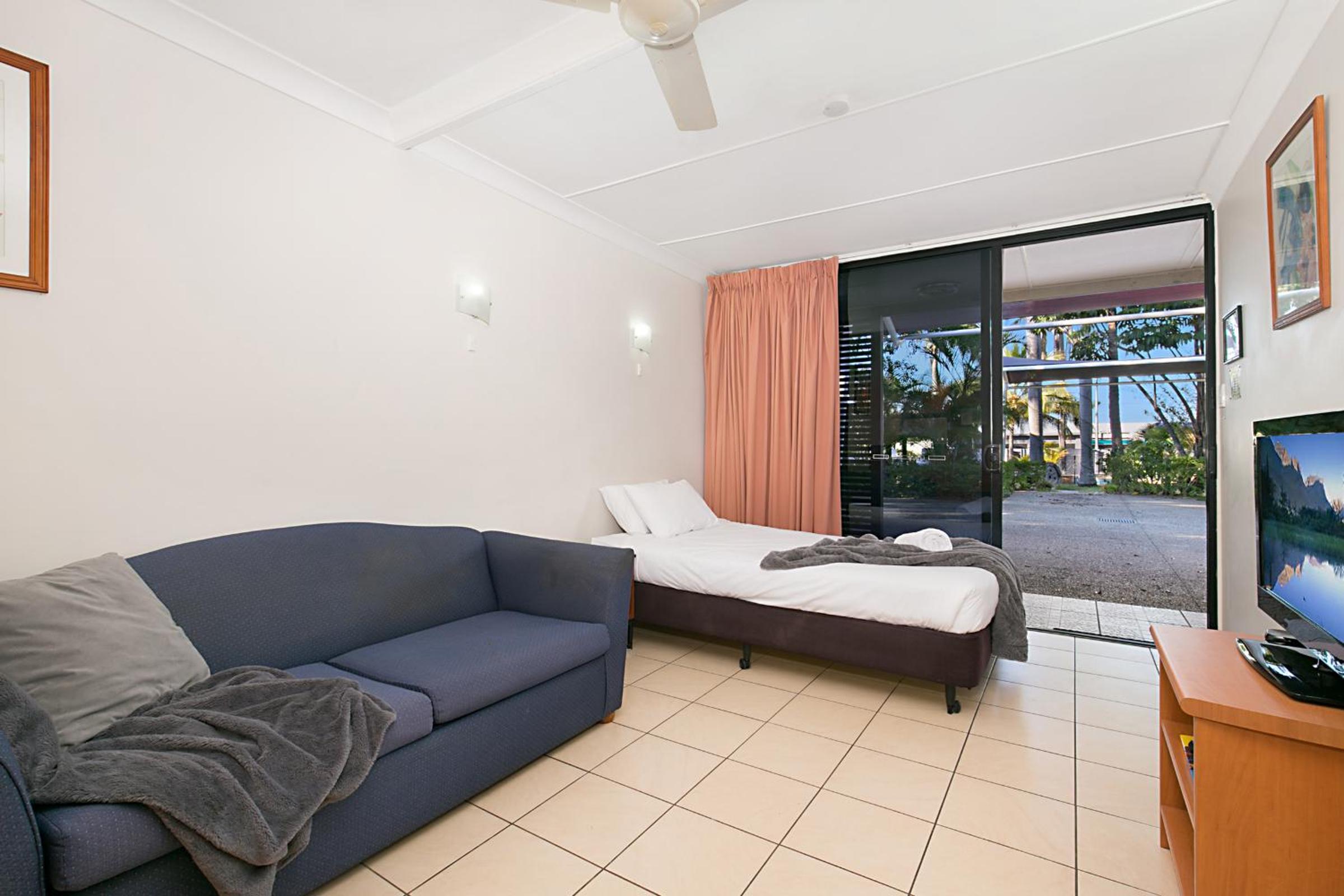 Deluxe Family Suite - Photo 5