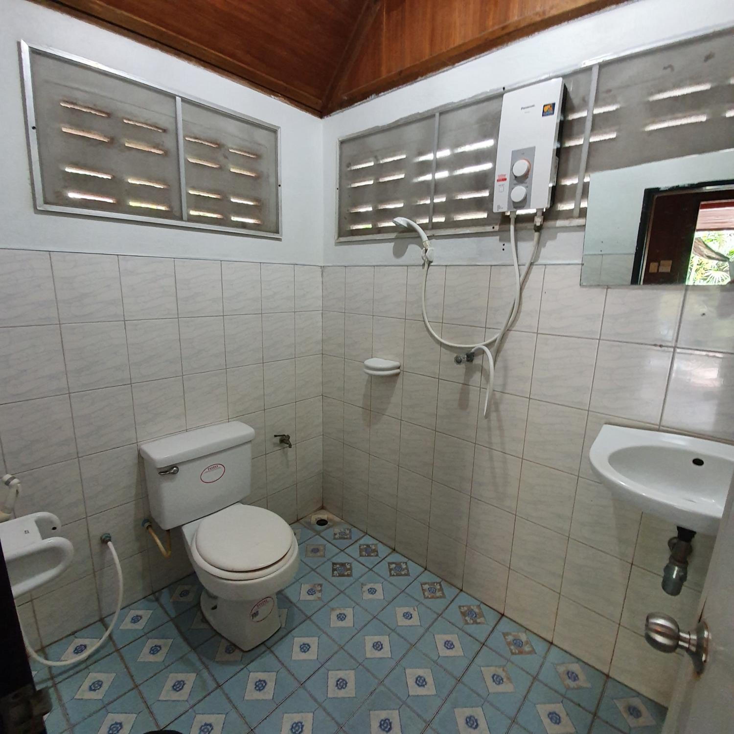 Double or Twin Room with Private Bathroom with Fan photo 2