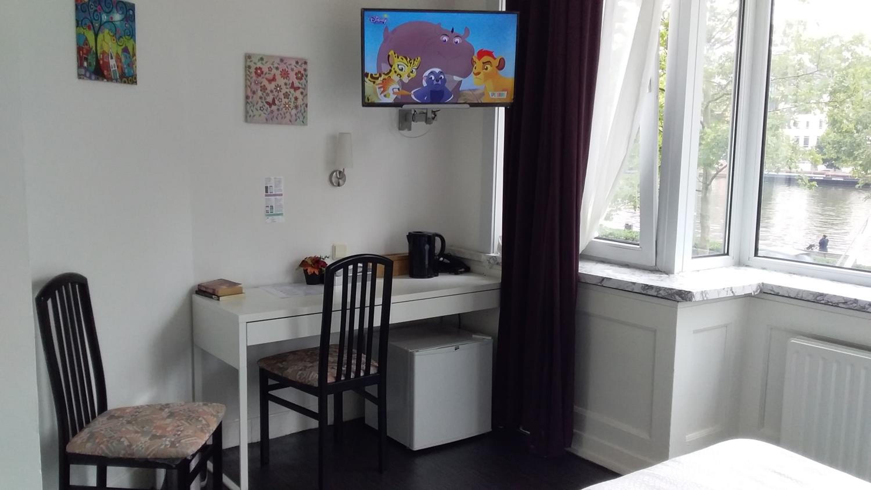 Budget Double Room - Photo 11