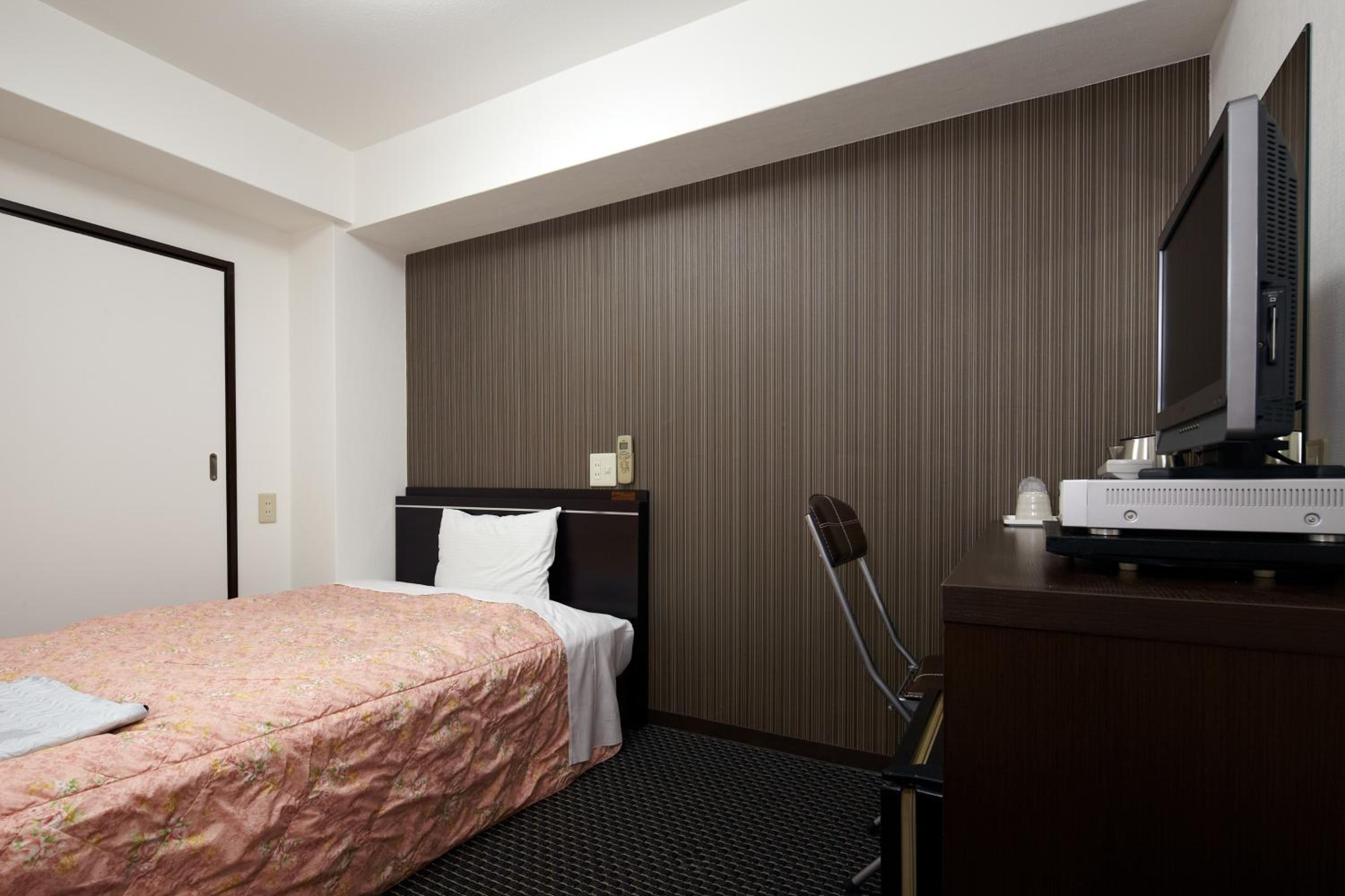 Room Selected at Check-in (No choice of bed/smoking preference) - 1 Adult