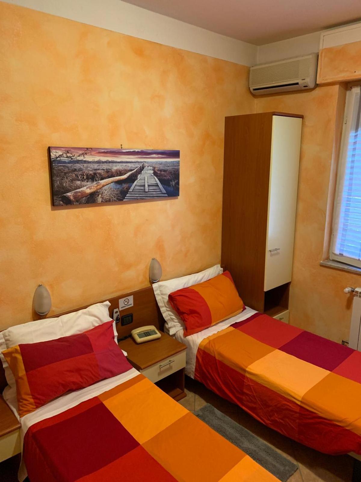 Standard Twin Room - Photo 2