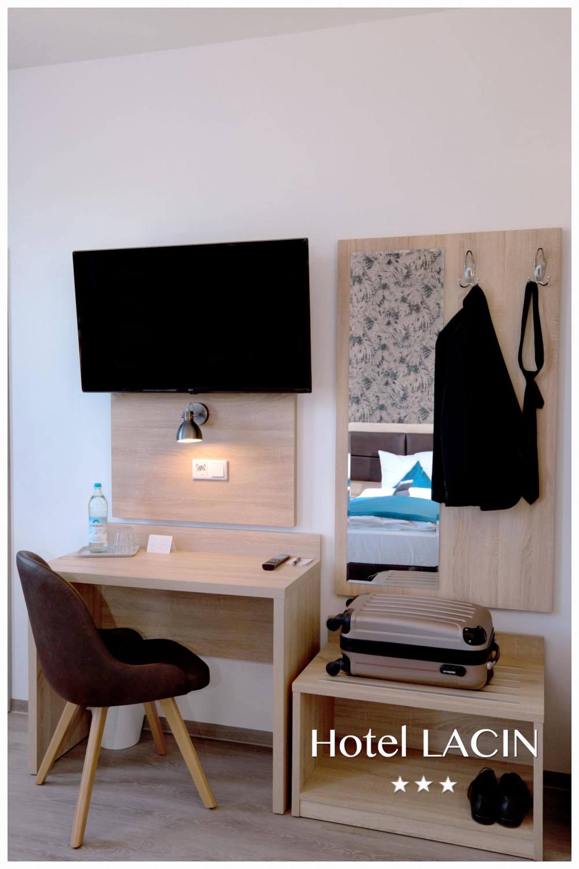 Double or Twin Room with Private Bathroom - Photo 5