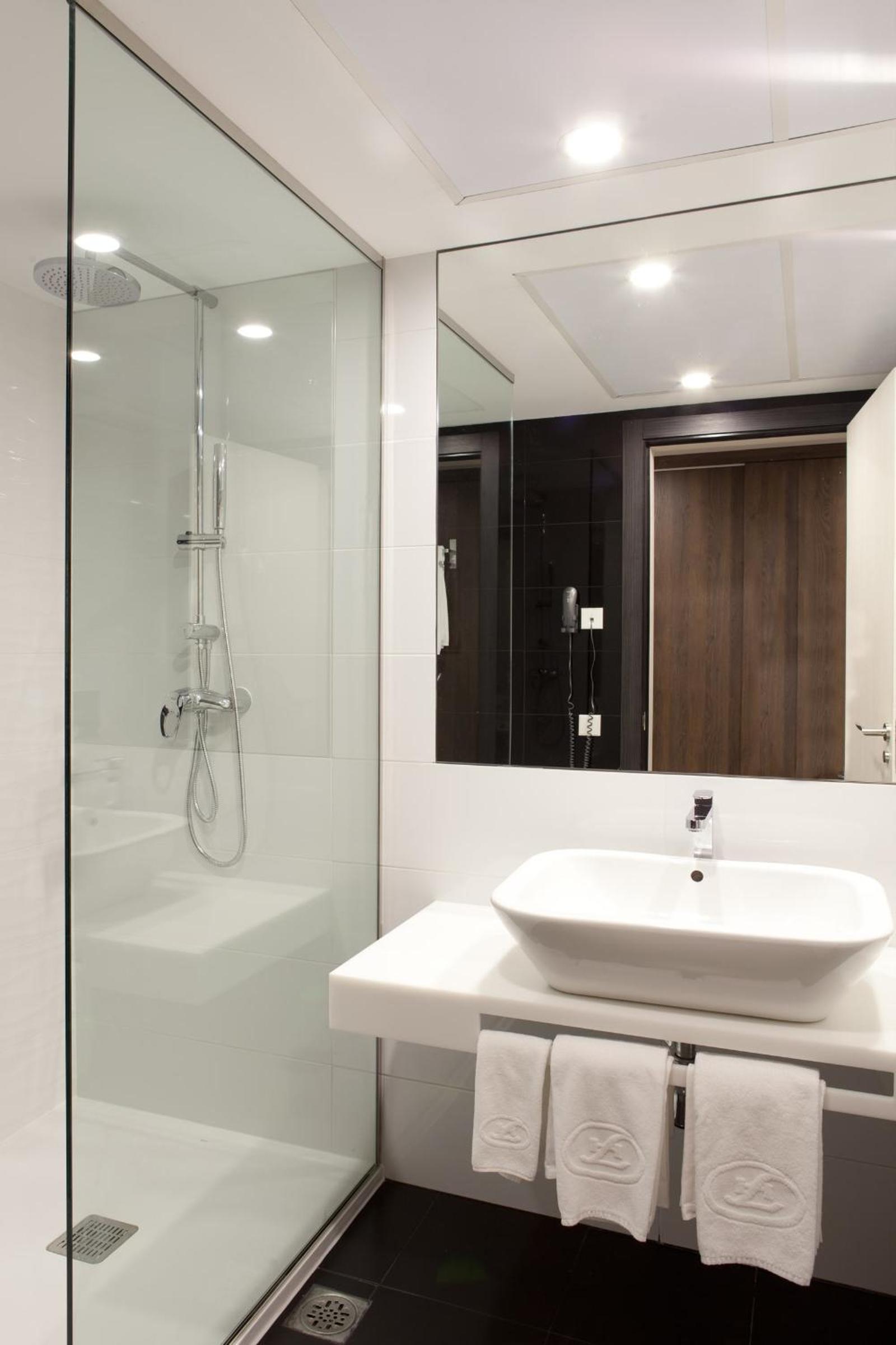 Superior Triple Room thumbnail 5