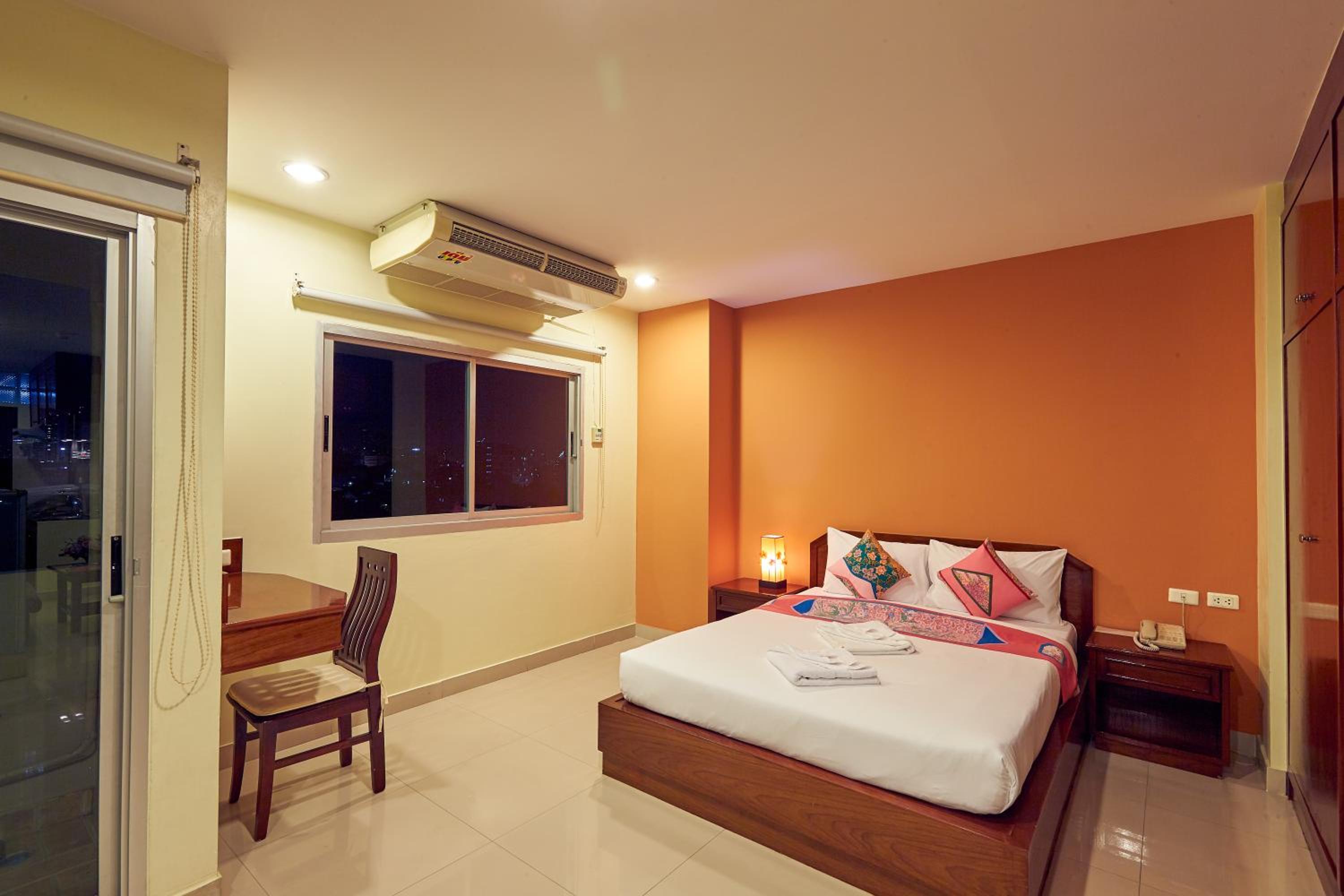 Queen Room with Balcony photo 2