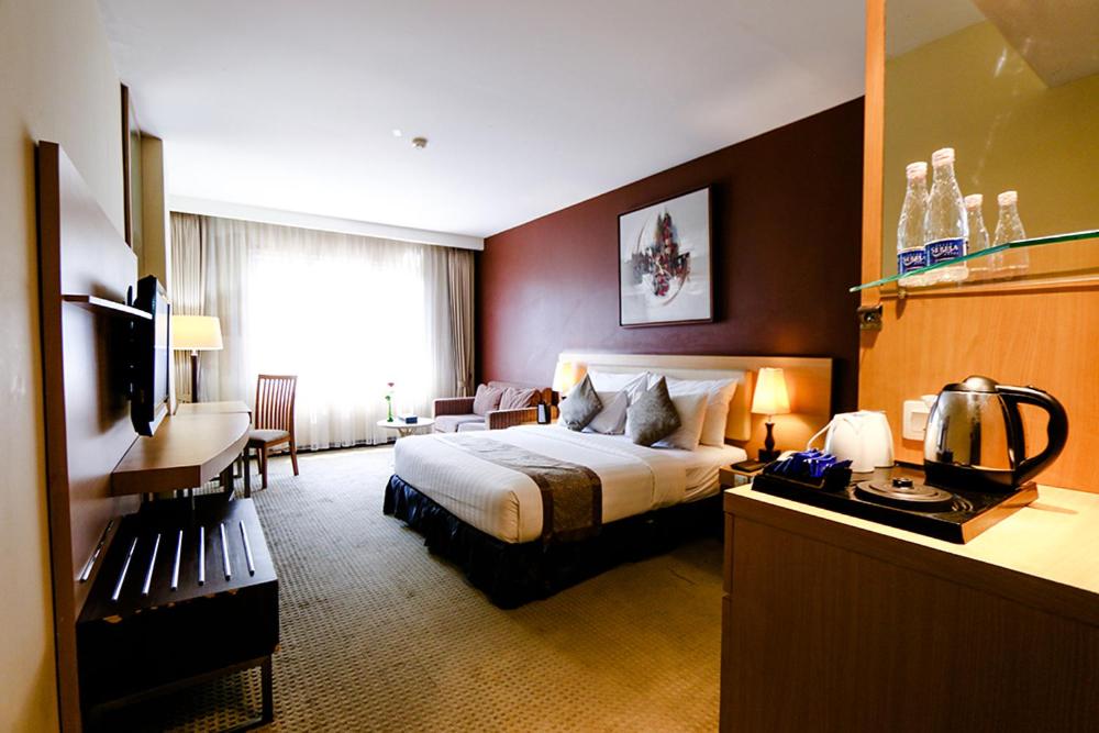 Grand Deluxe King Room - Photo 5