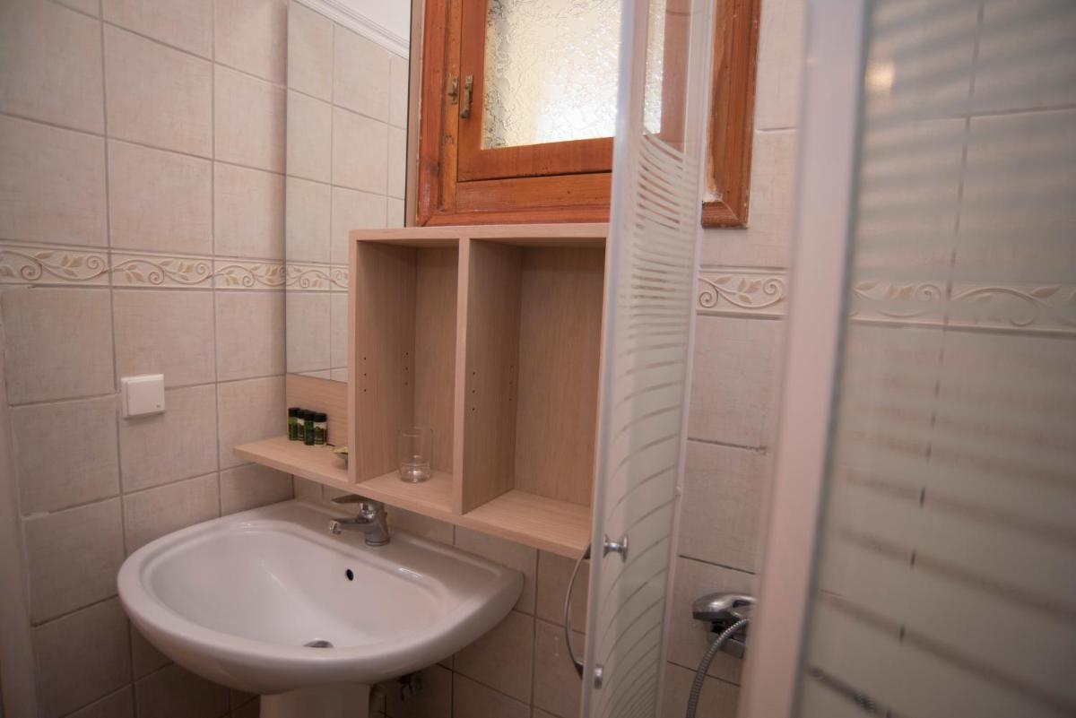 Double or Twin Room - Photo 13