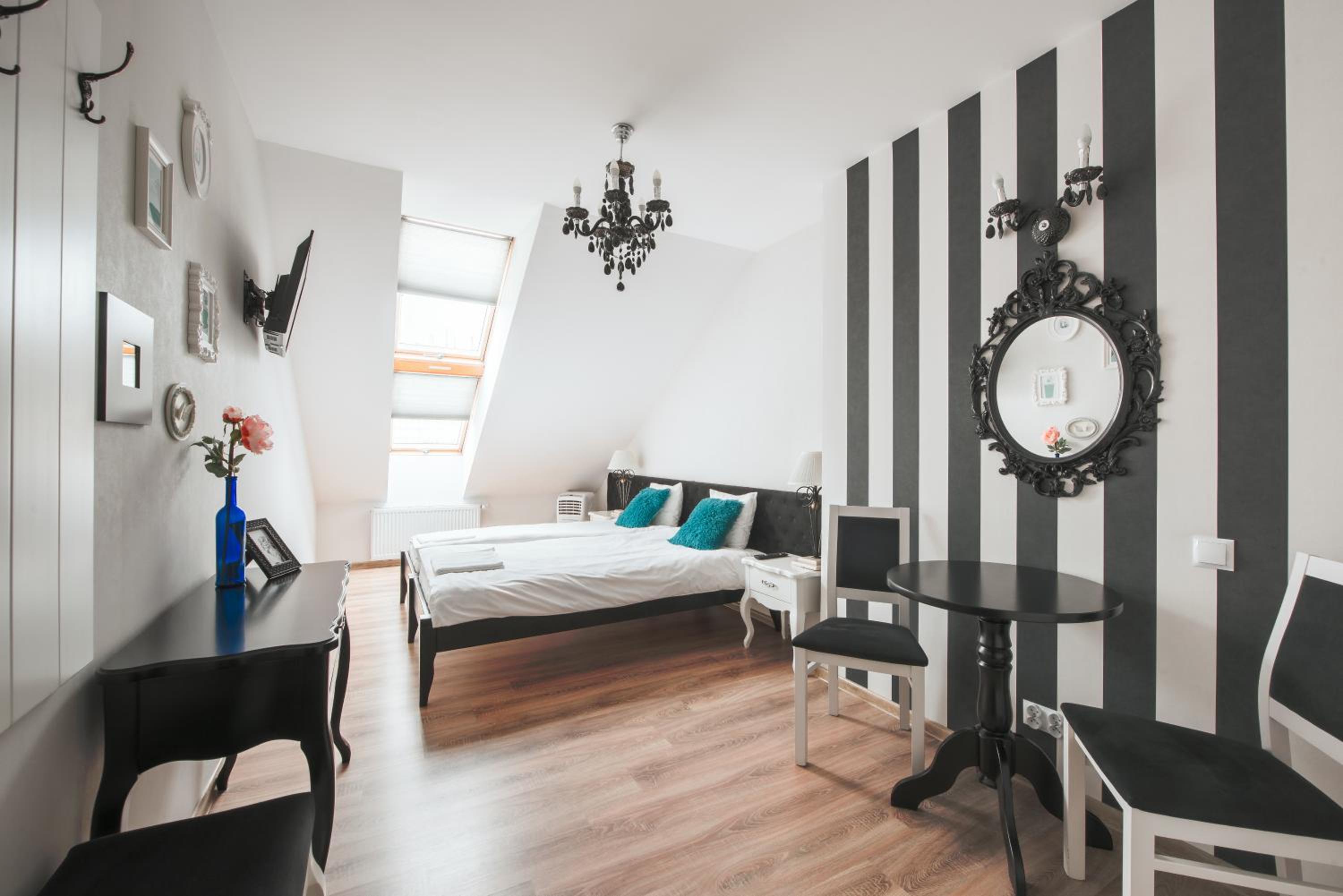 Double or Twin Room with Shared Bathroom photo 1