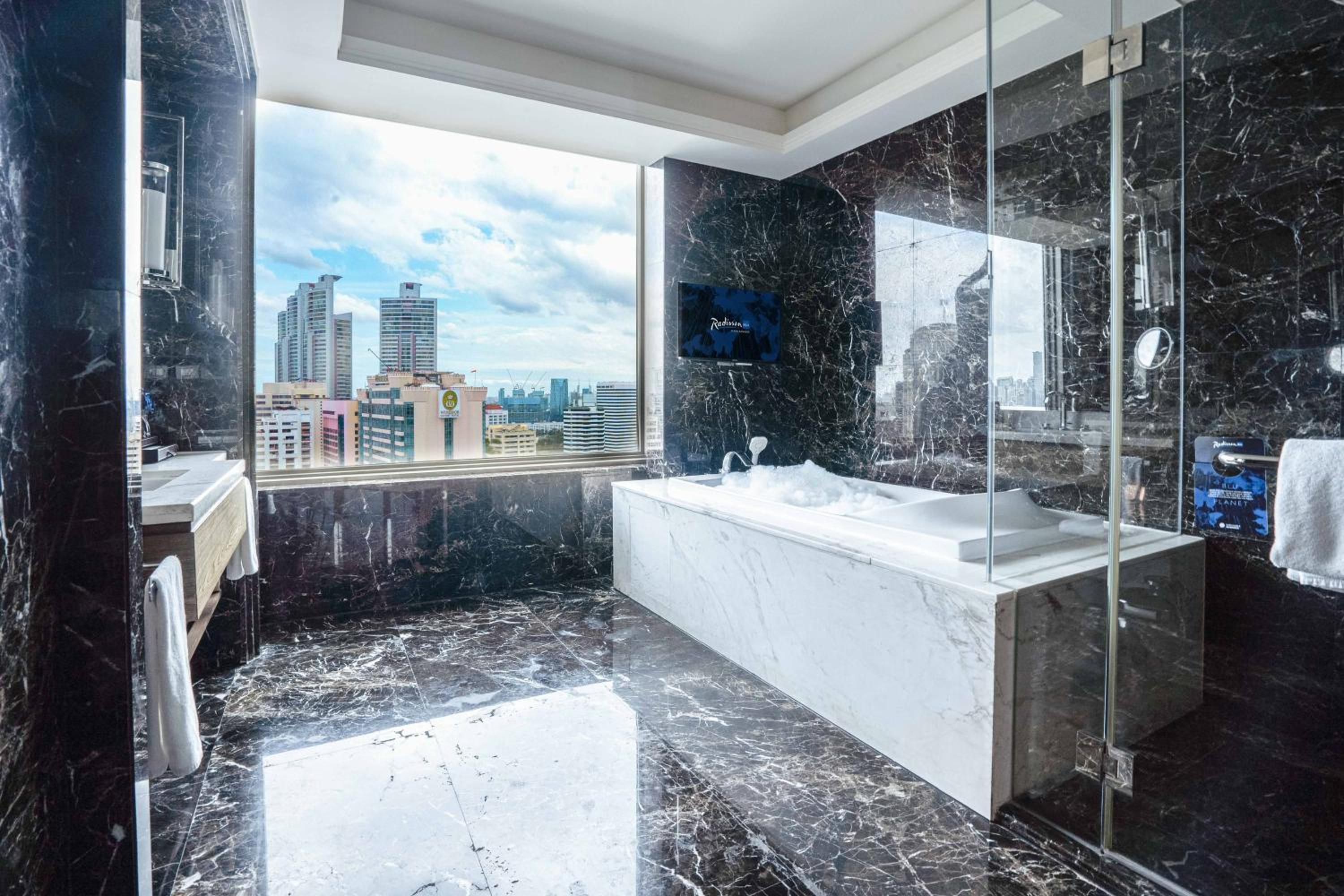 Junior Suite with Lounge Access thumbnail 5