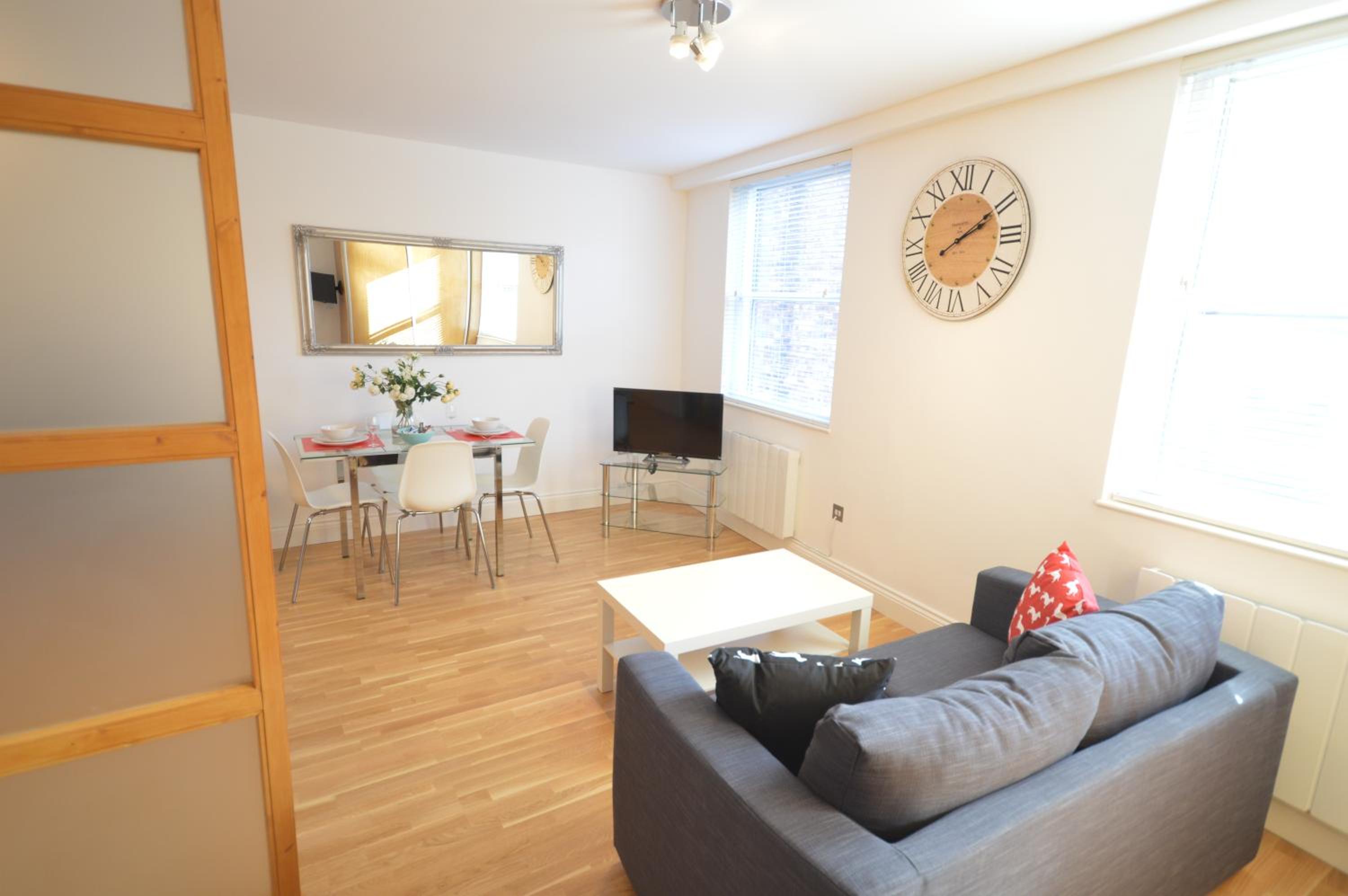 Apartment photo 2