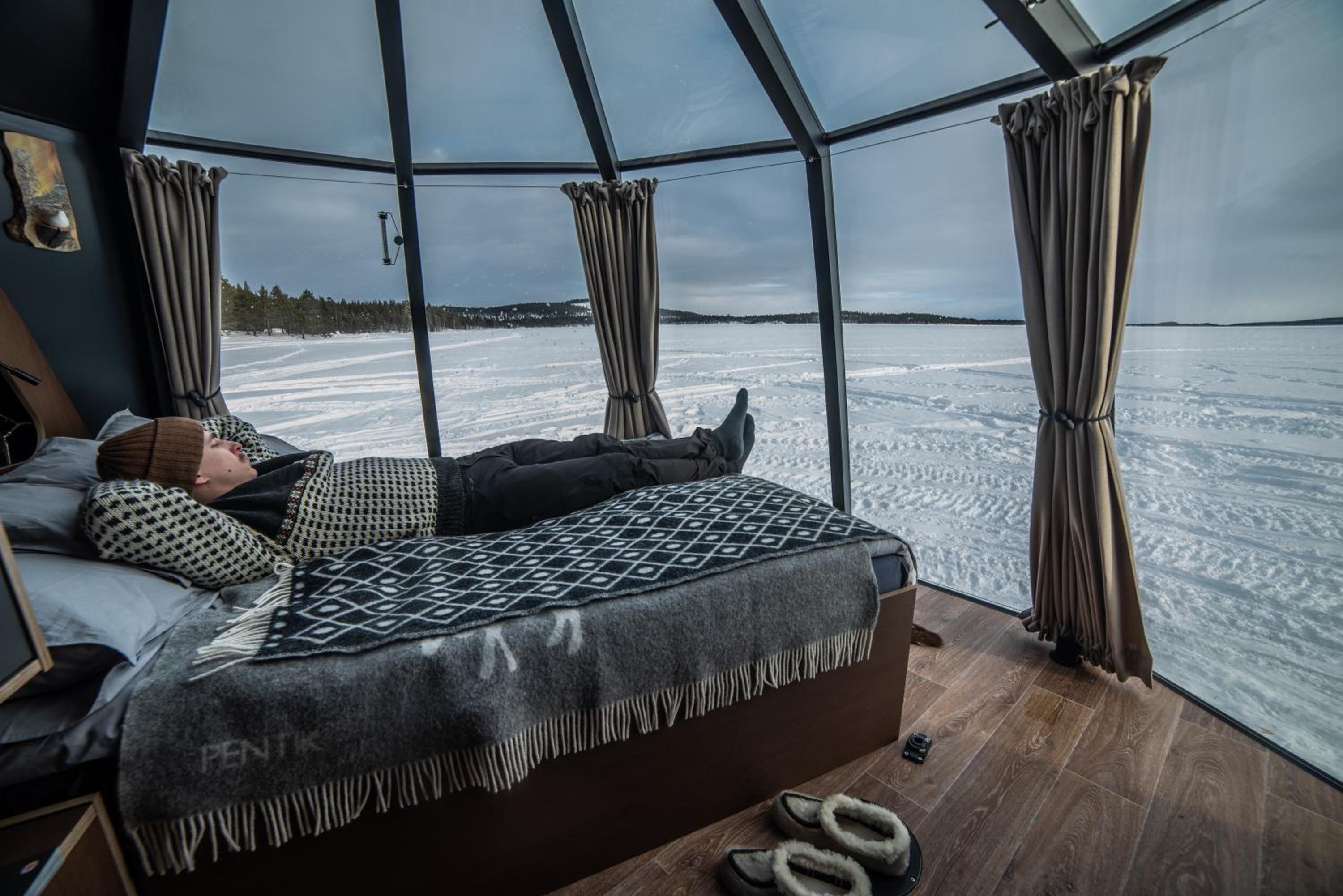 Glass Hut with Lake View photo 2