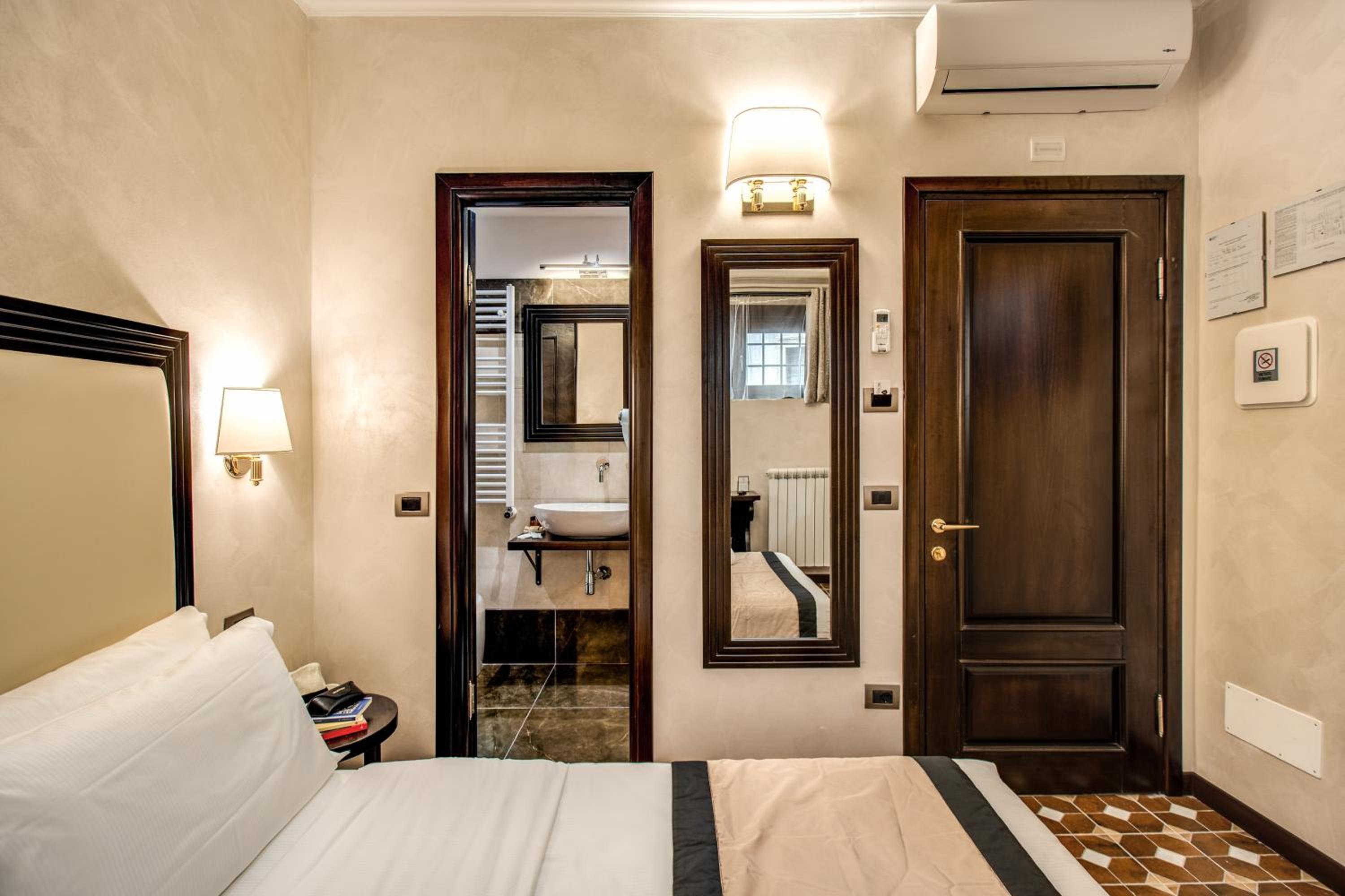 Economy Double Room photo 2