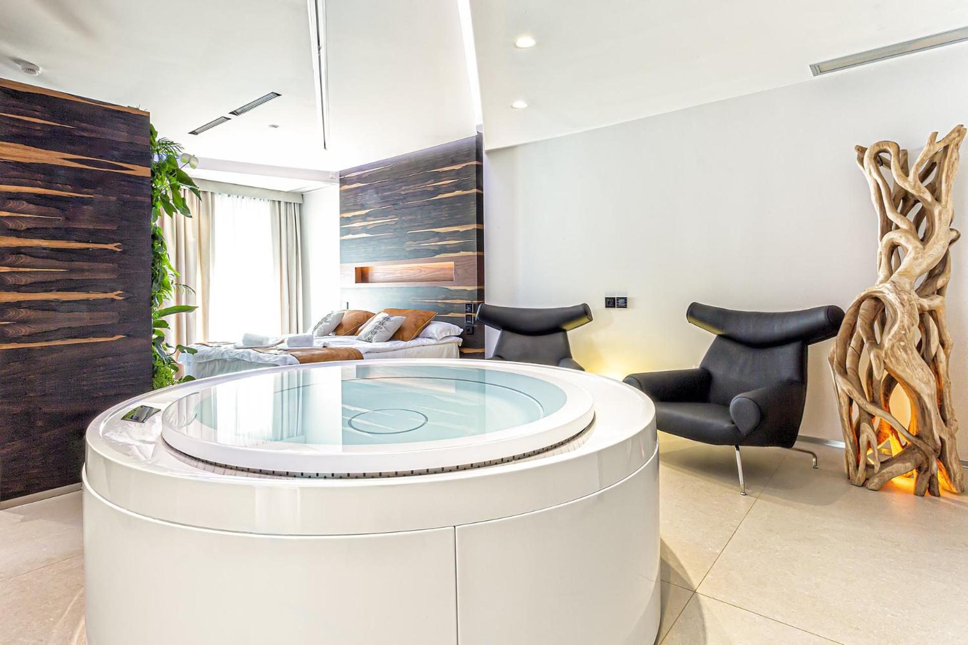 King Suite with Spa Bath and Sauna - Photo 4