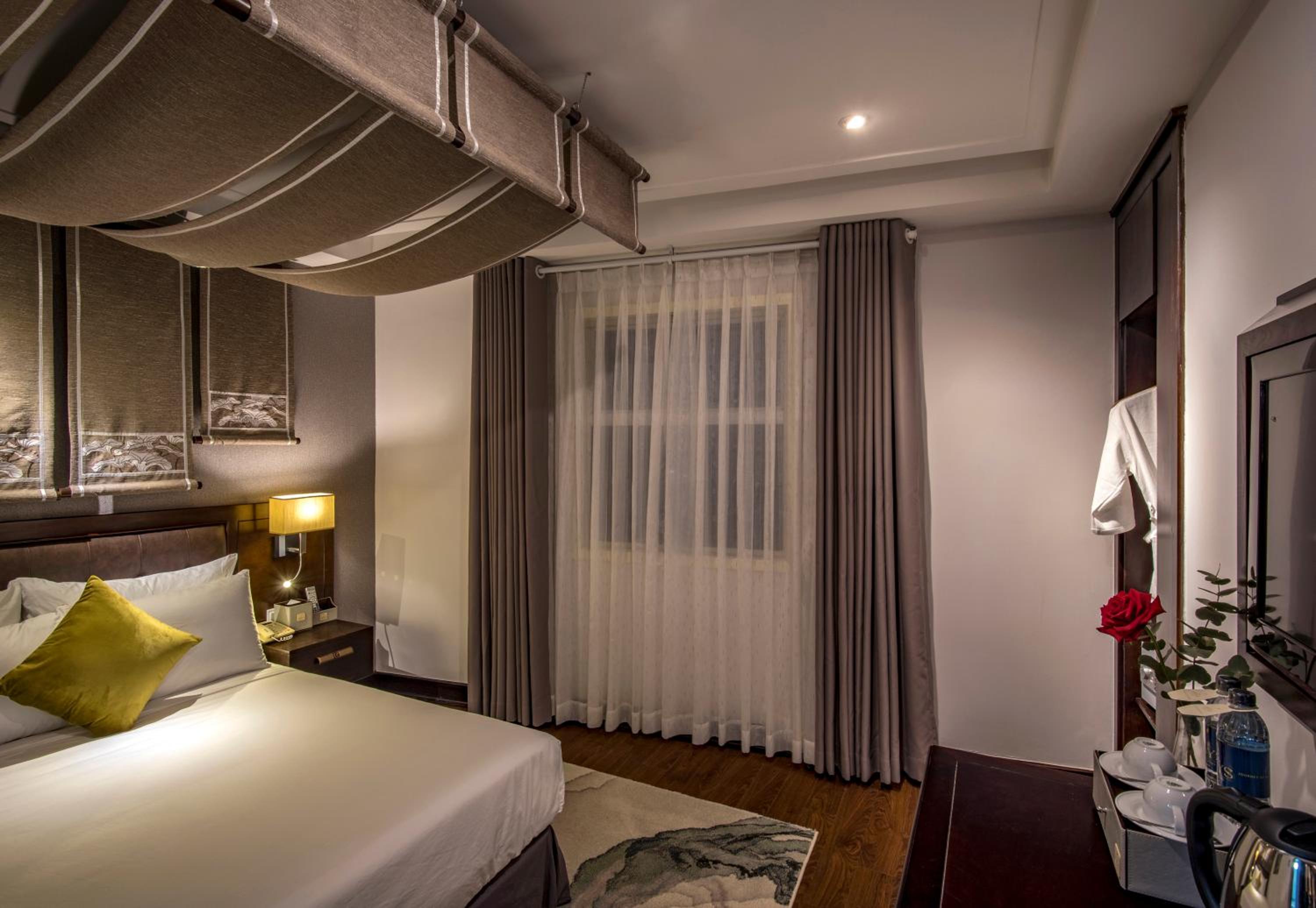 Junior Deluxe (Daily free Mini-bar & (1) time Afternoon Tea)