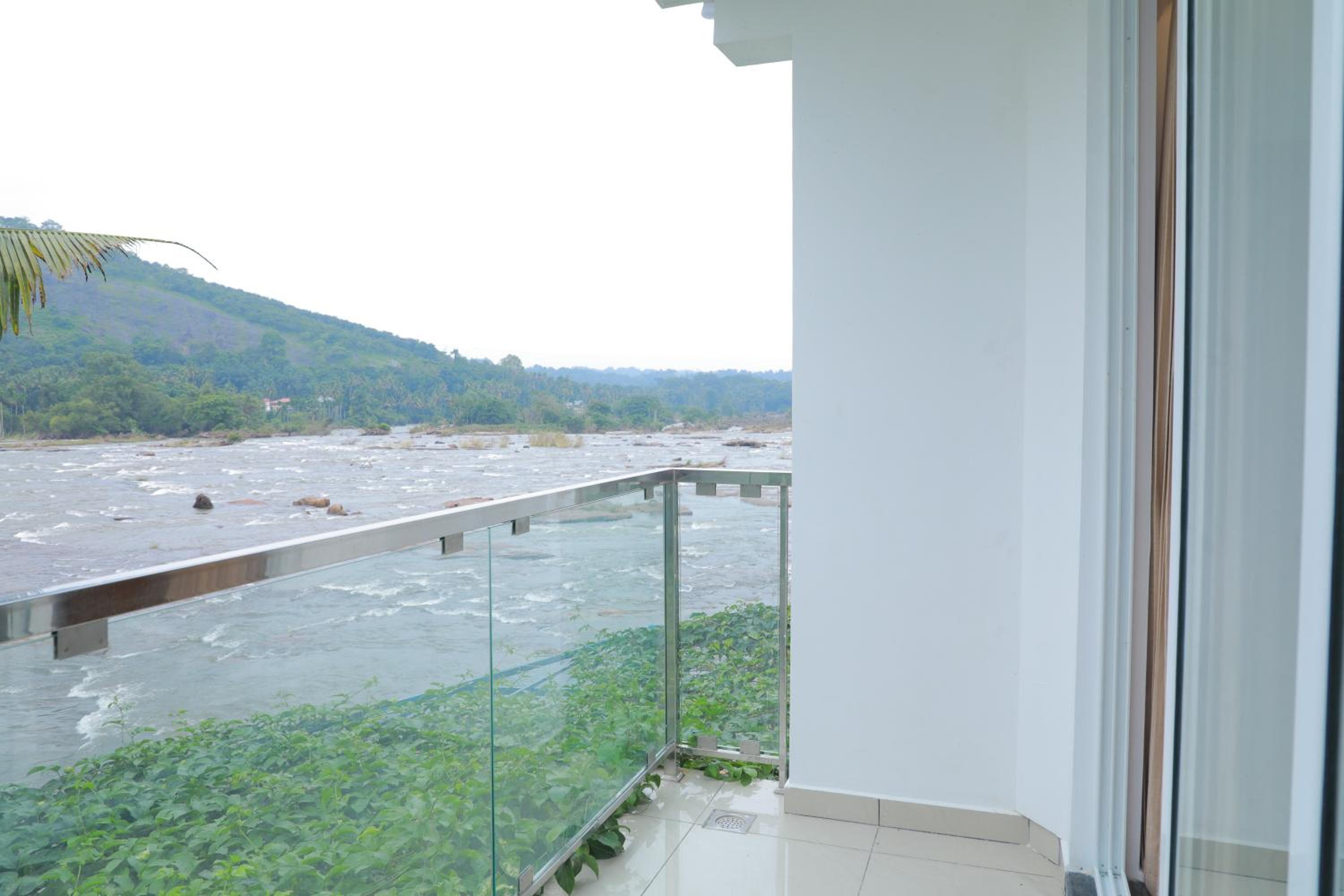 King Room with Balcony - Photo 11