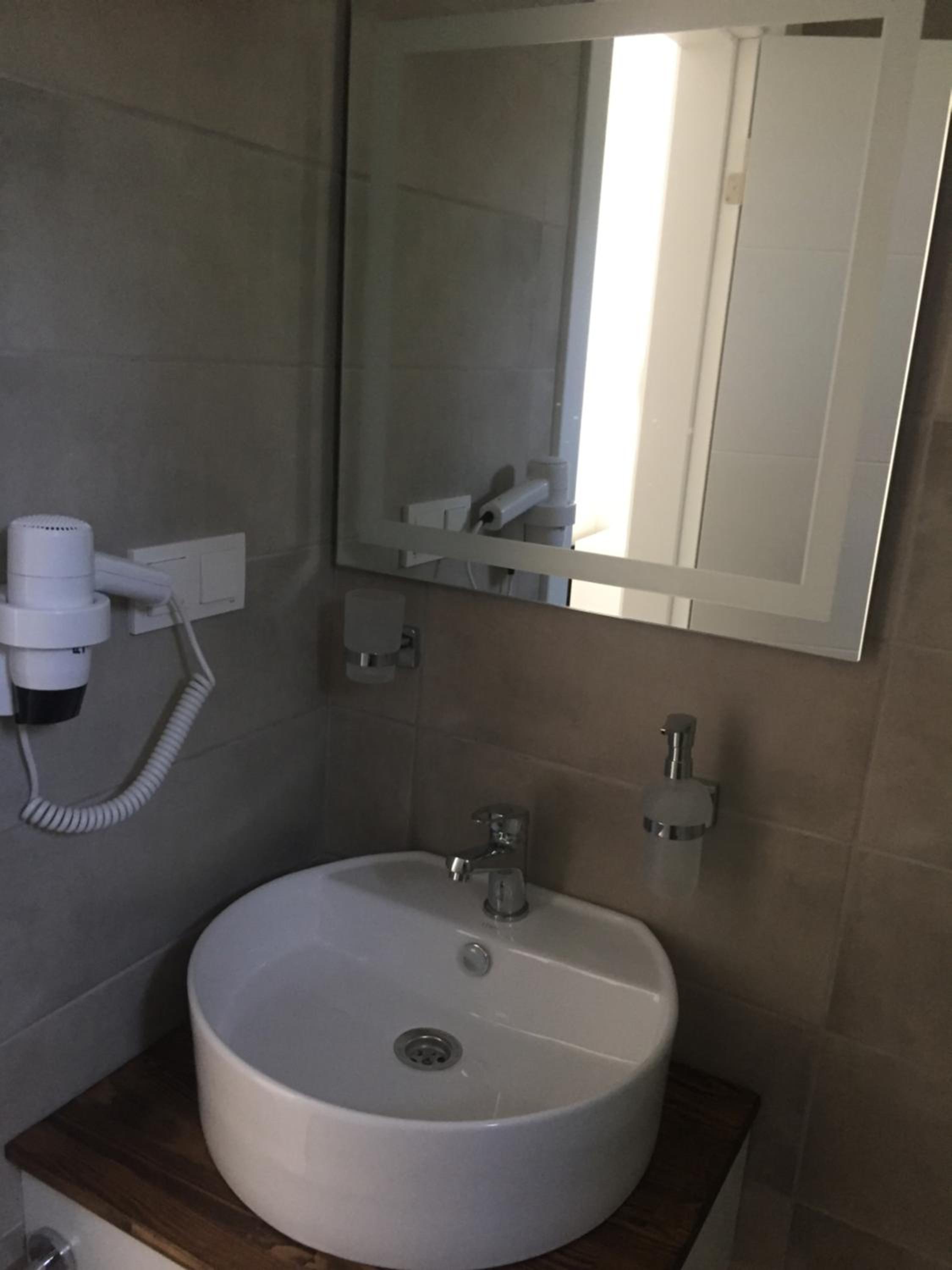 Double Room with Pool View - Photo 18