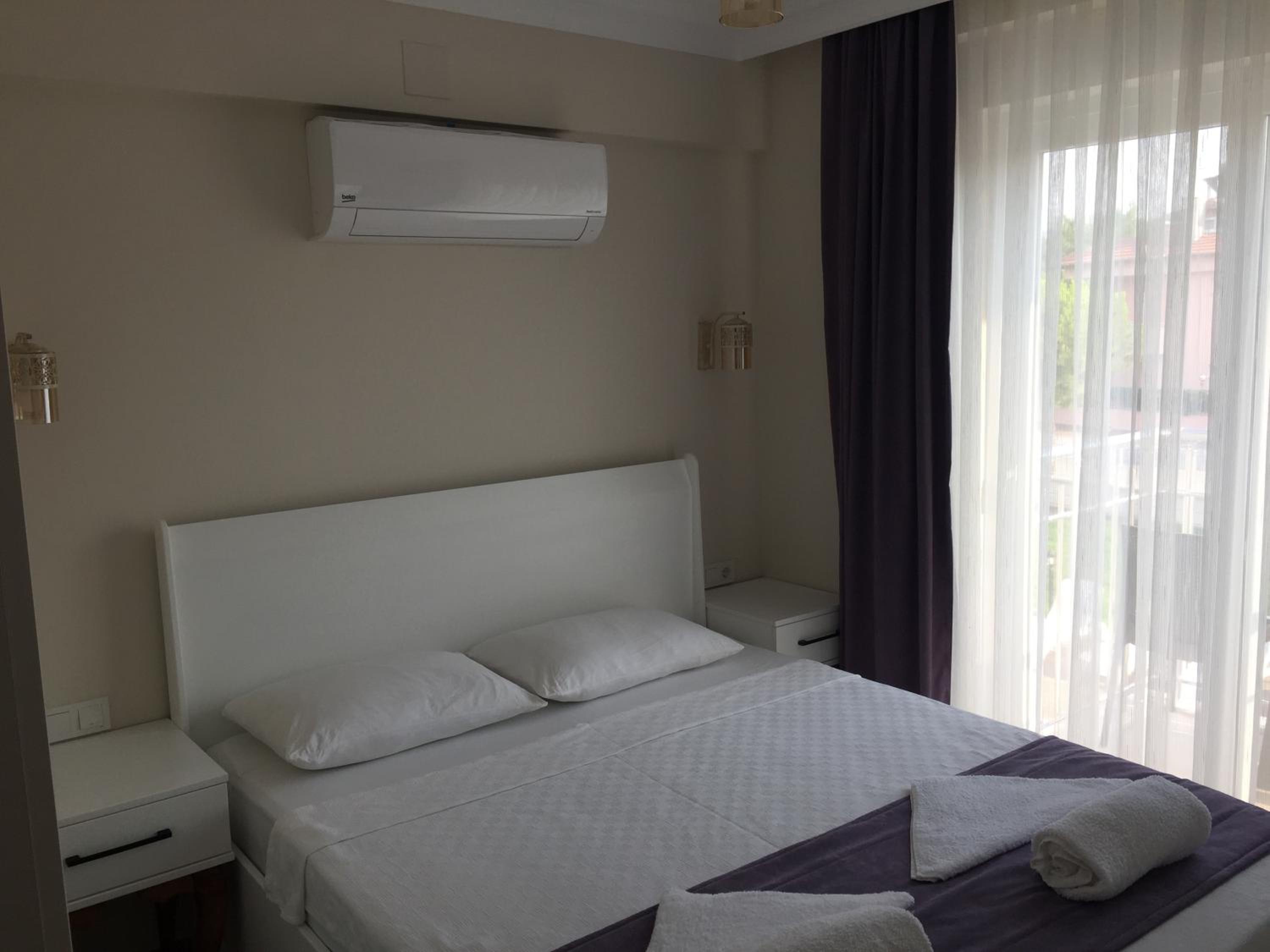 Double Room with Pool View - Photo 16