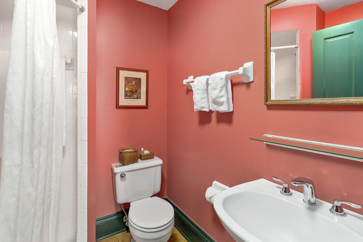 Queen Room - Room 306 photo 2