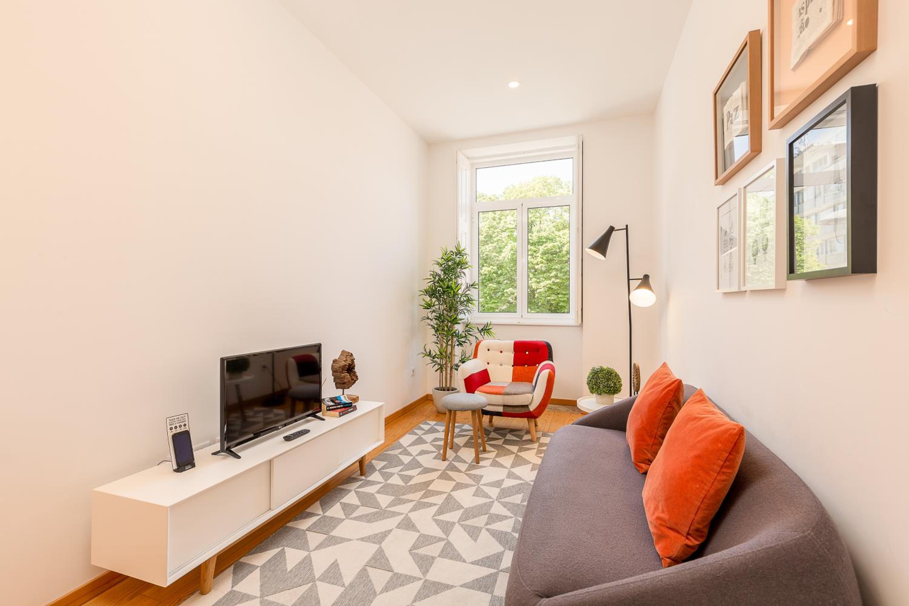 One-Bedroom Apartment photo 1