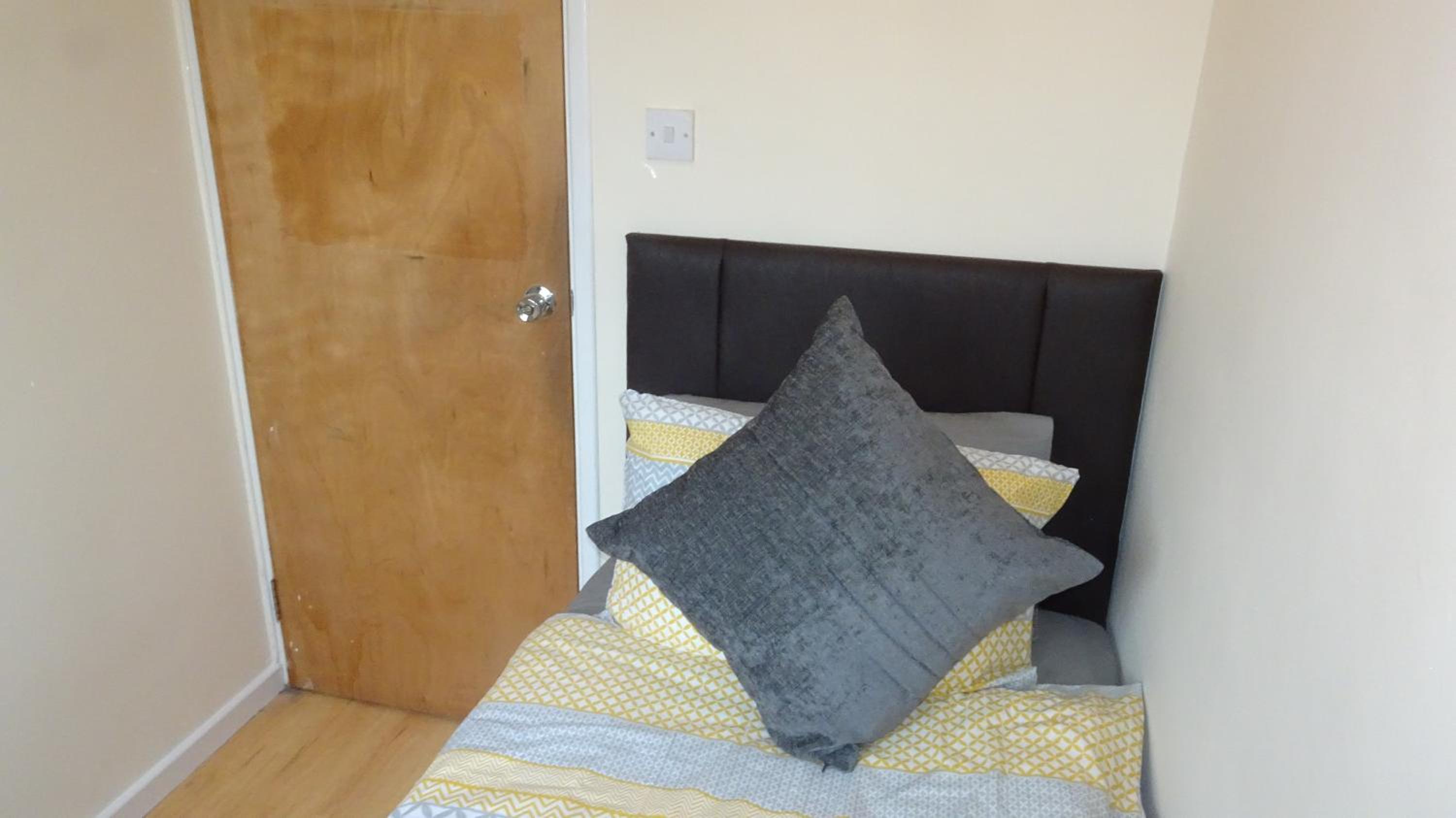 Single Room with Shared Bathroom photo 1