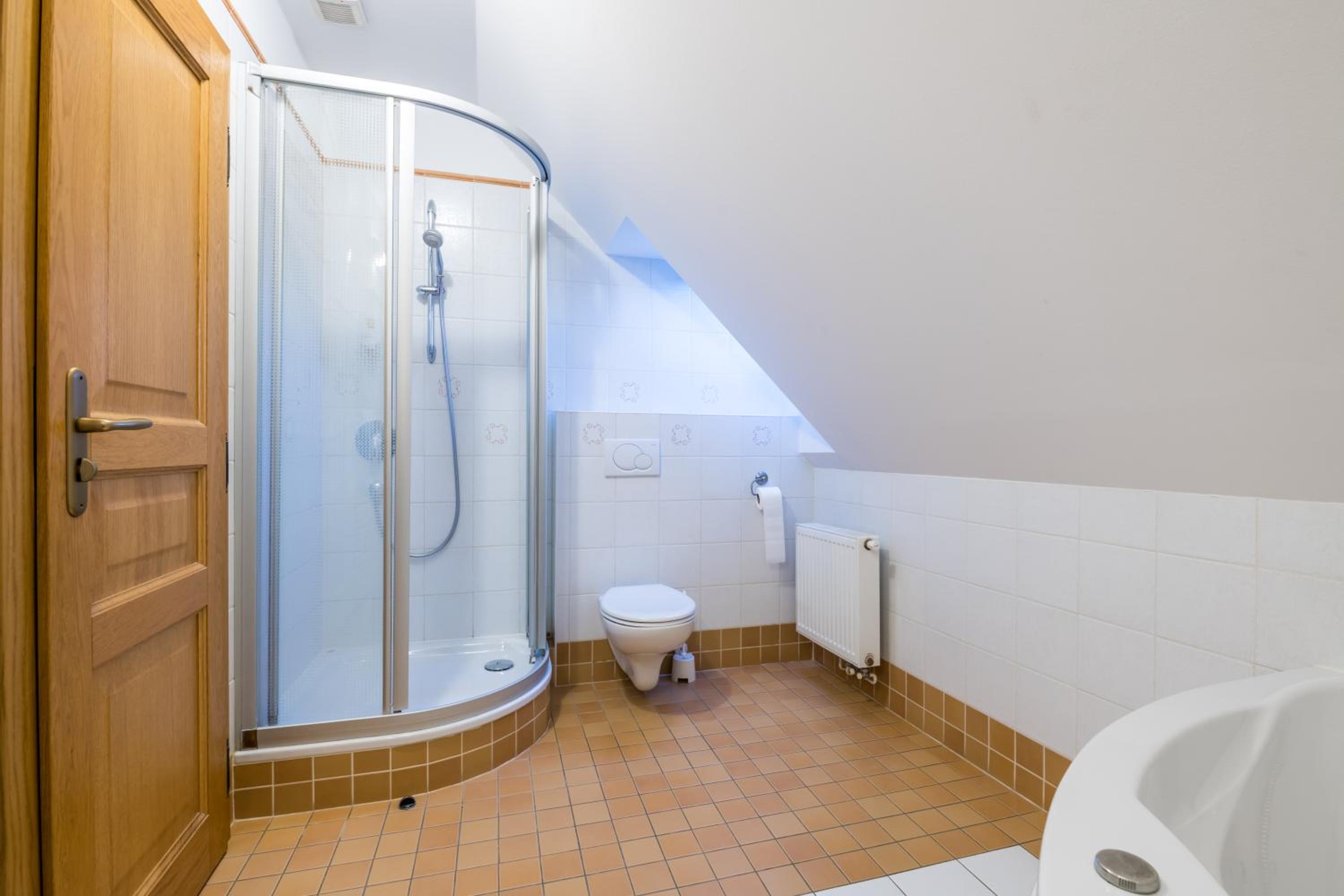 Suite with Hot Tub - Photo 2