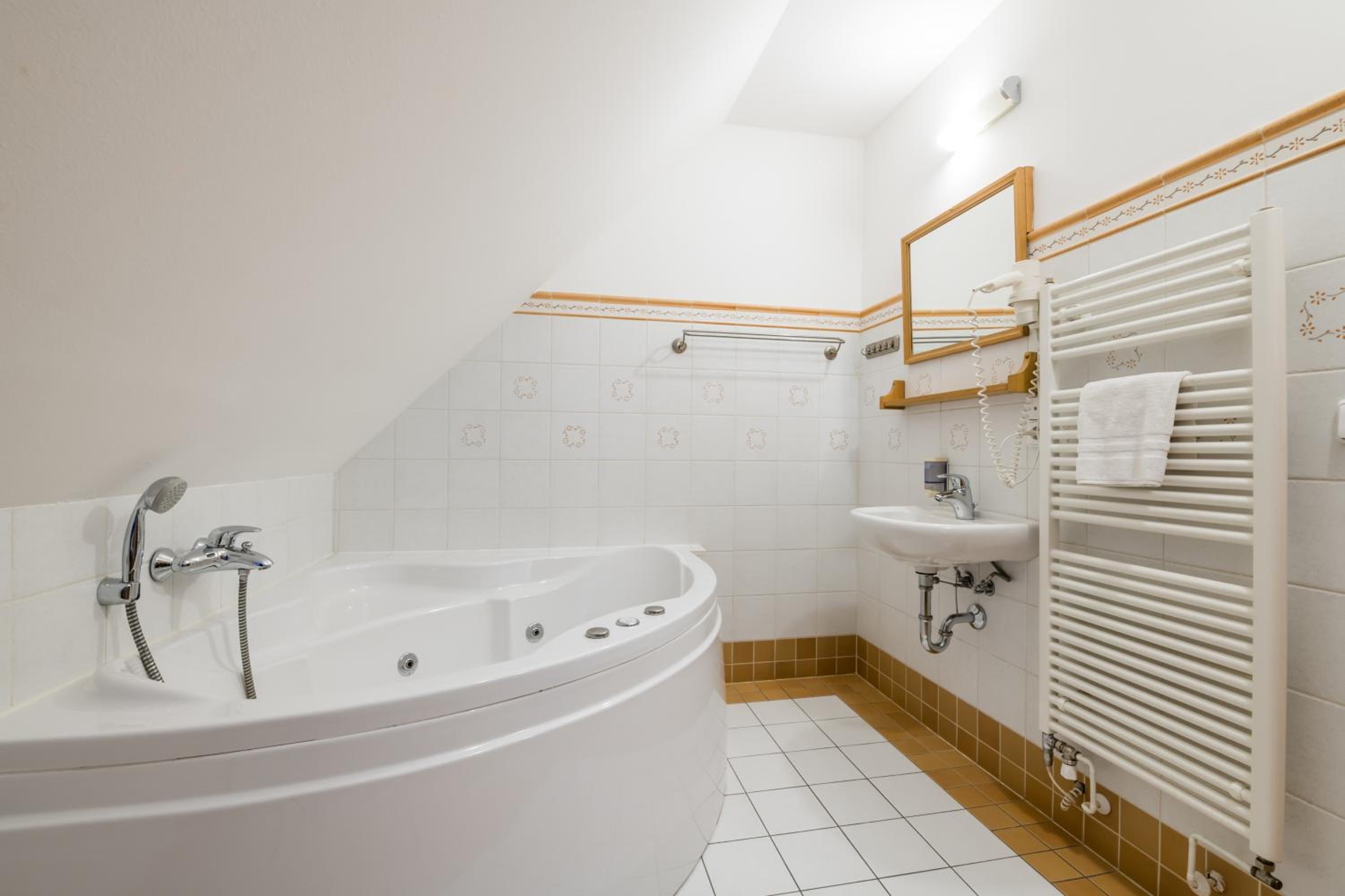 Suite with Hot Tub - Photo 6