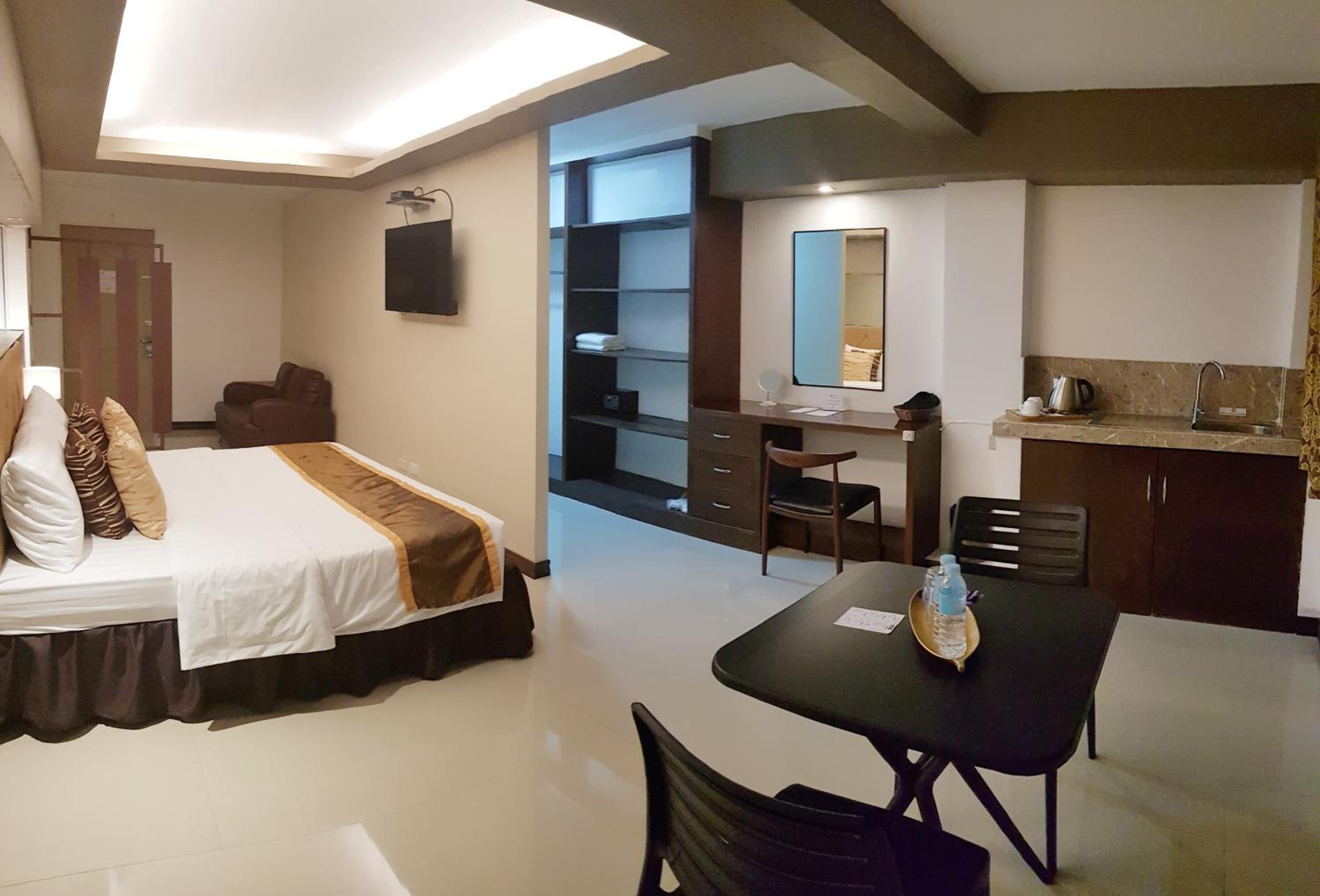 Executive Suite - Photo 3