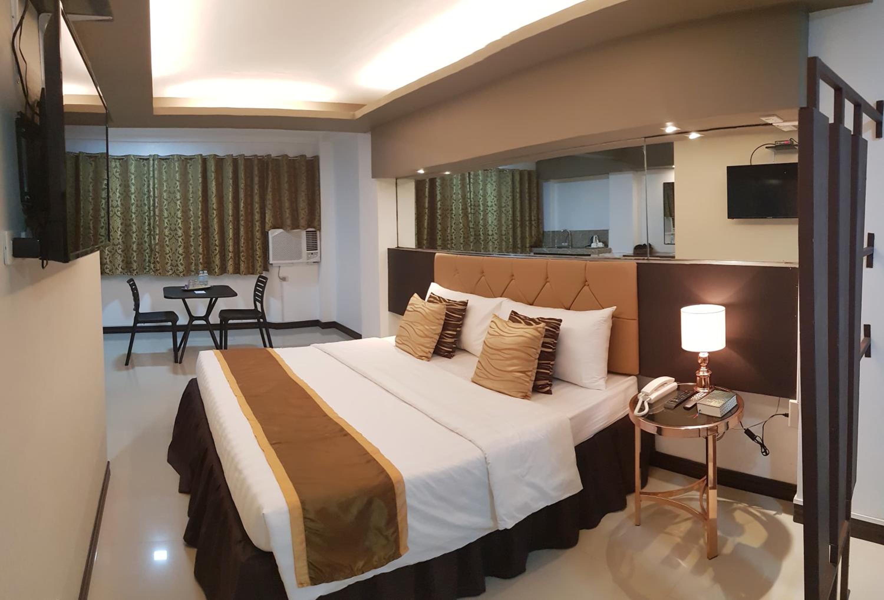 Executive Suite - Photo 2