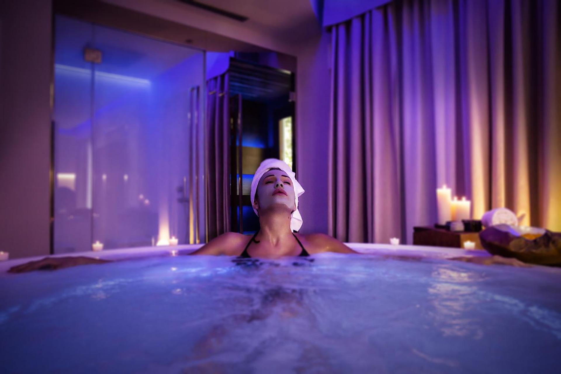 King Suite with Spa Bath and Sauna - Photo 24