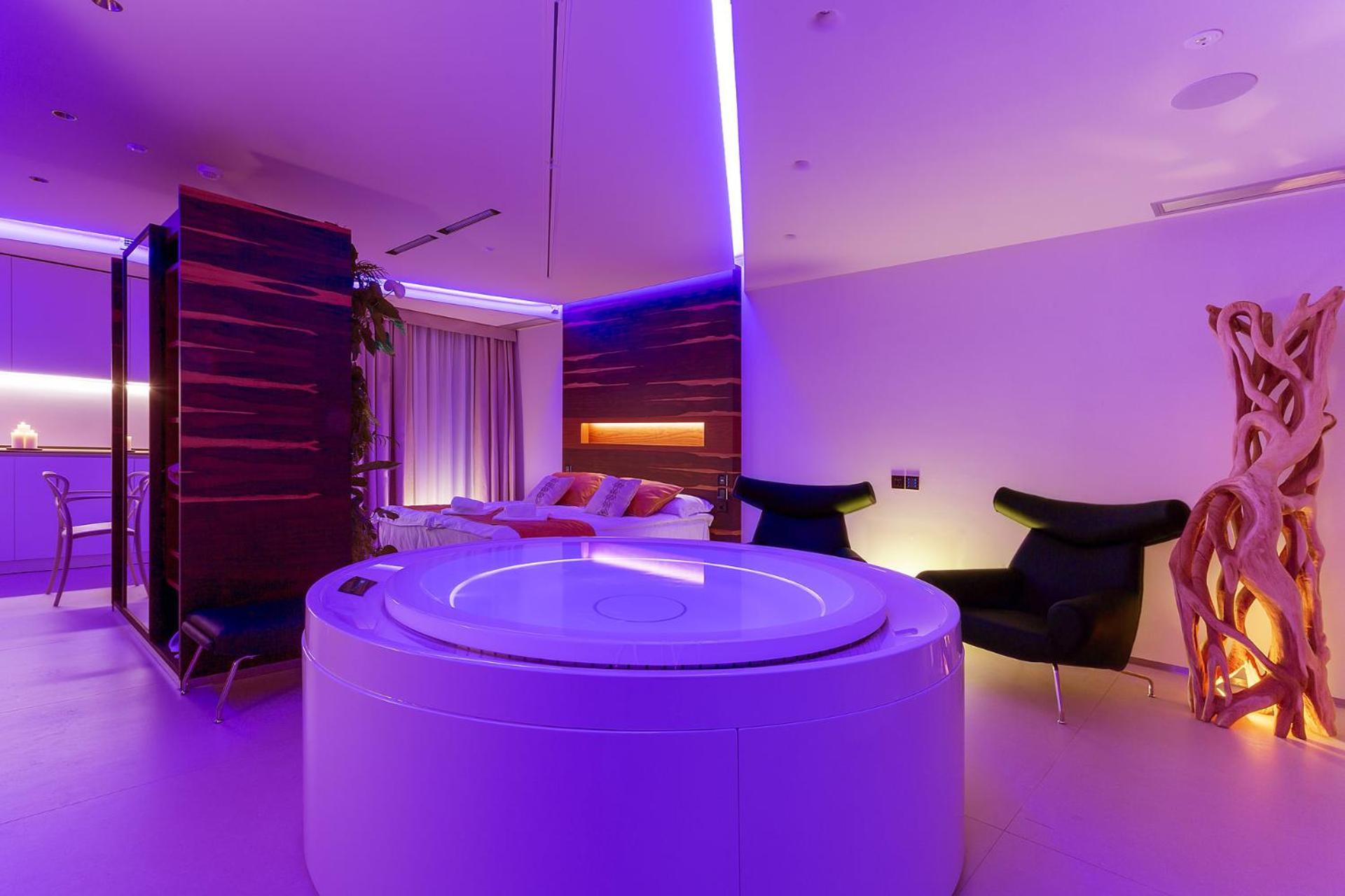 King Suite with Spa Bath and Sauna - Photo 1