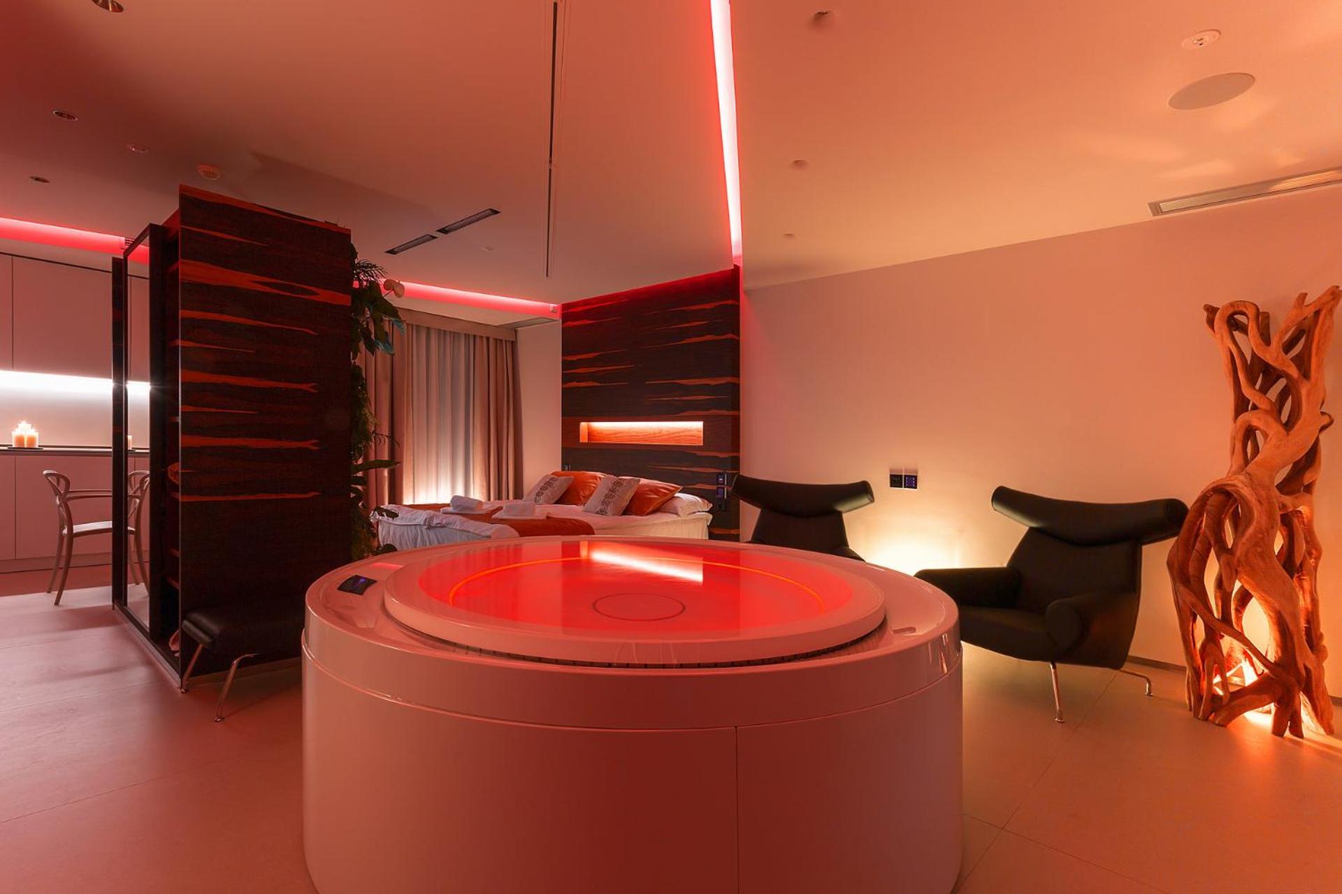 King Suite with Spa Bath and Sauna - Photo 14