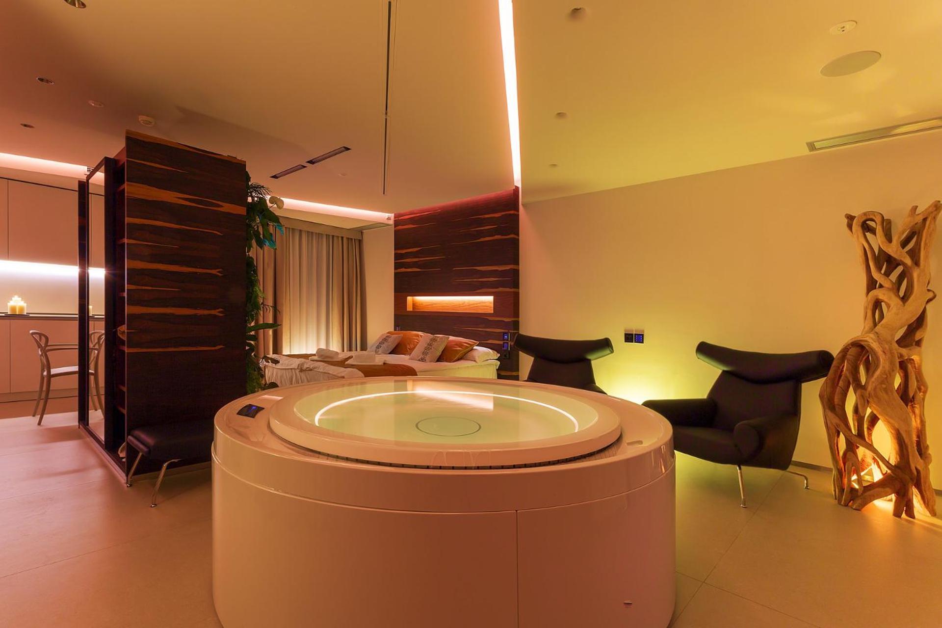 King Suite with Spa Bath and Sauna - Photo 23