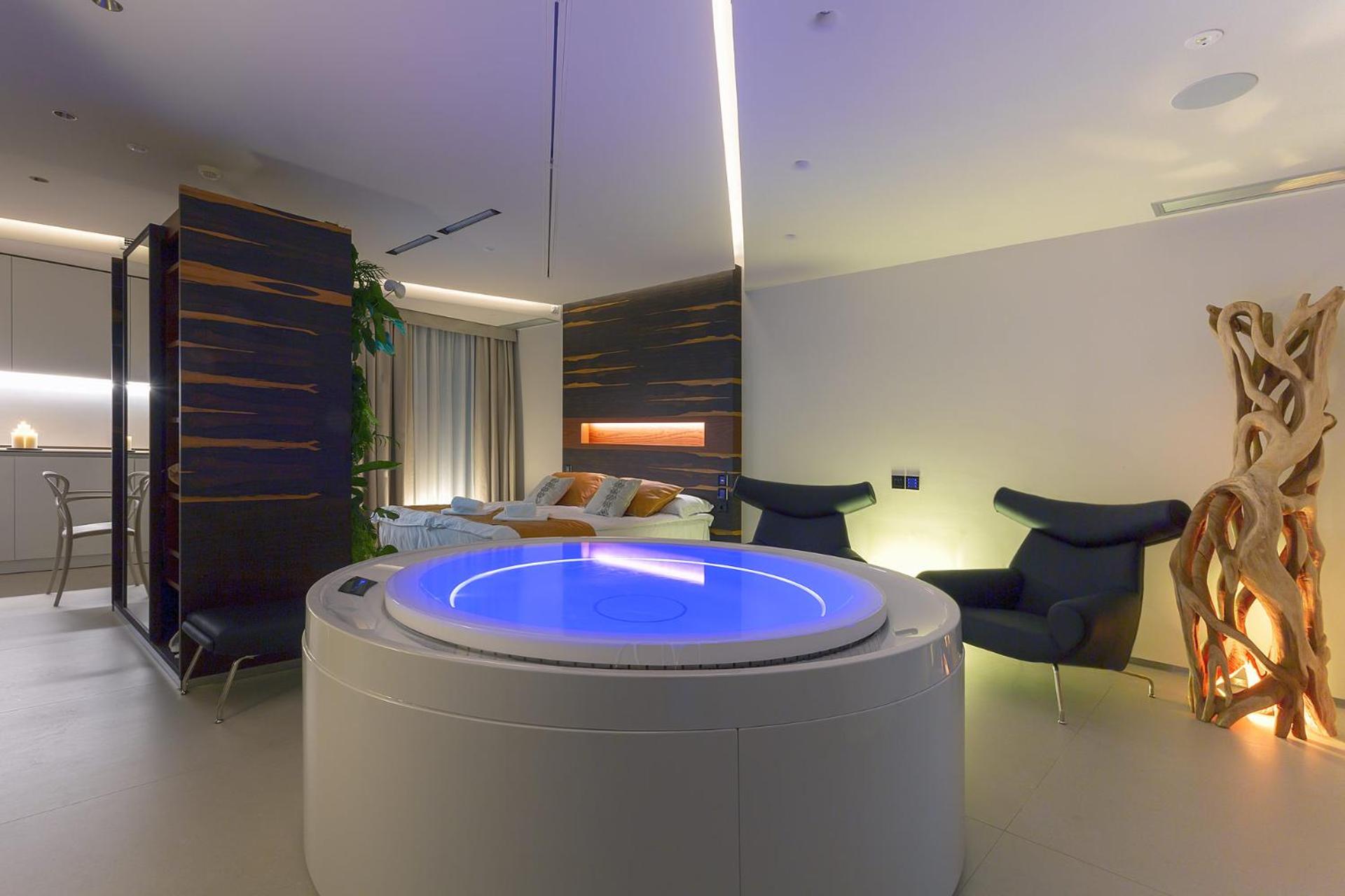 King Suite with Spa Bath and Sauna - Photo 13