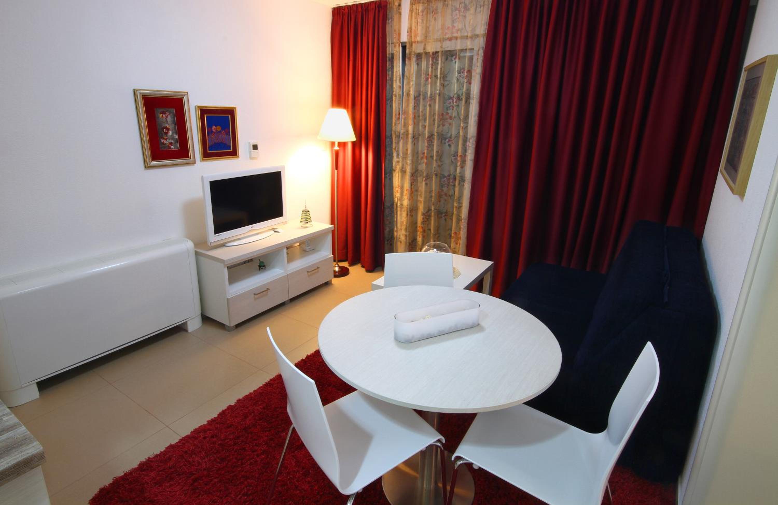 One-Bedroom Apartment with Balcony photo 1