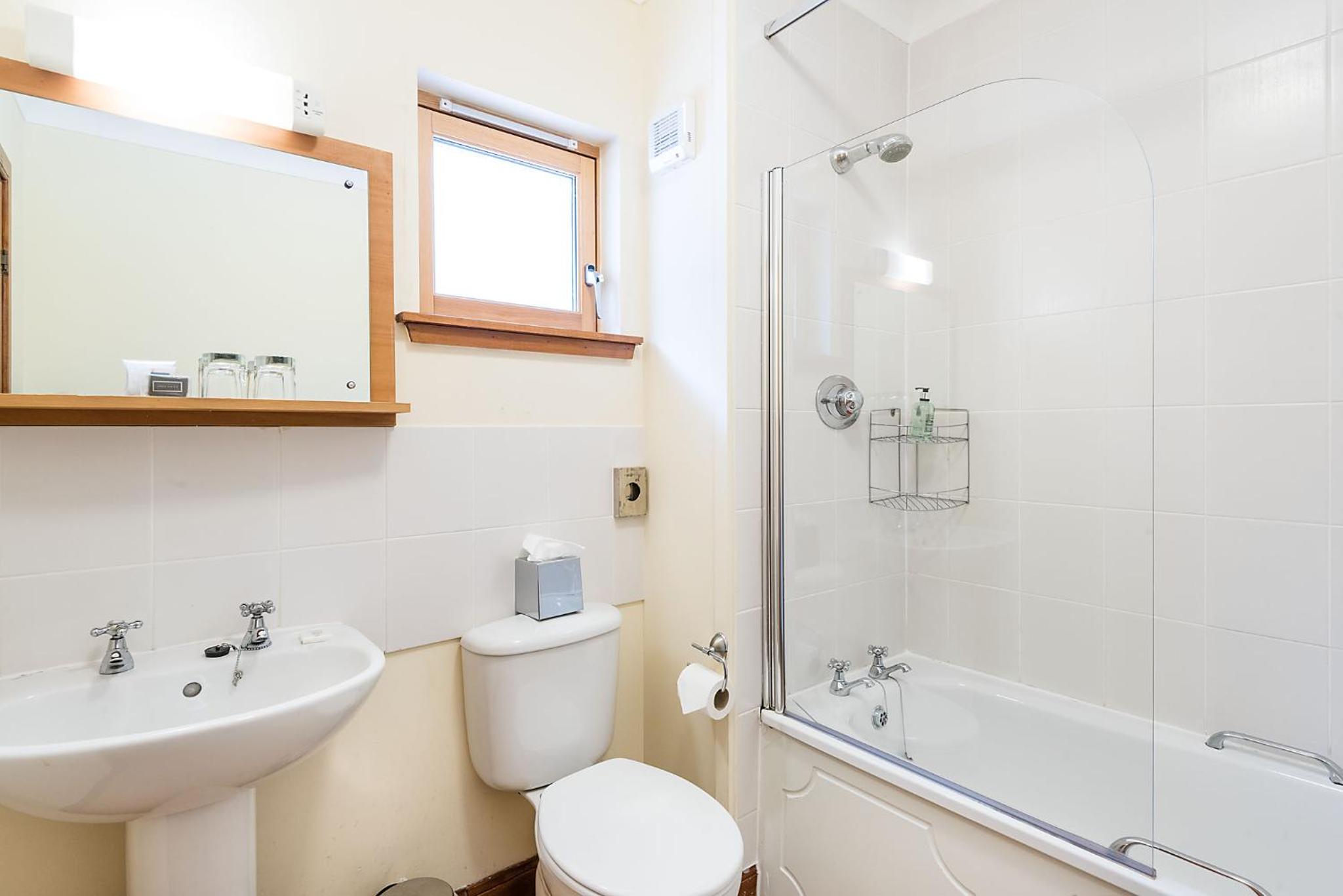 Riverside Twin Room - Riverside Building - Photo 10
