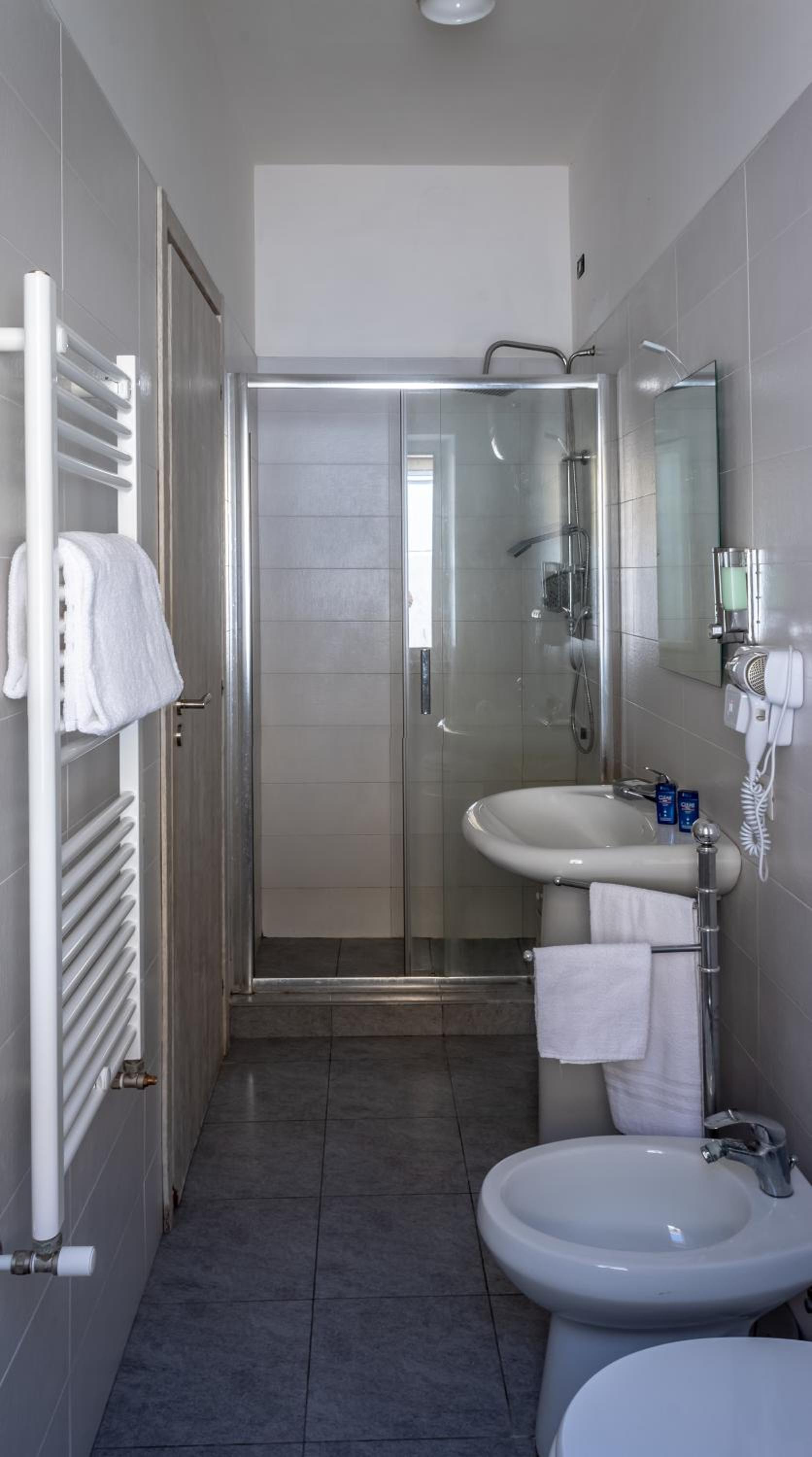 Triple Room - Photo 24