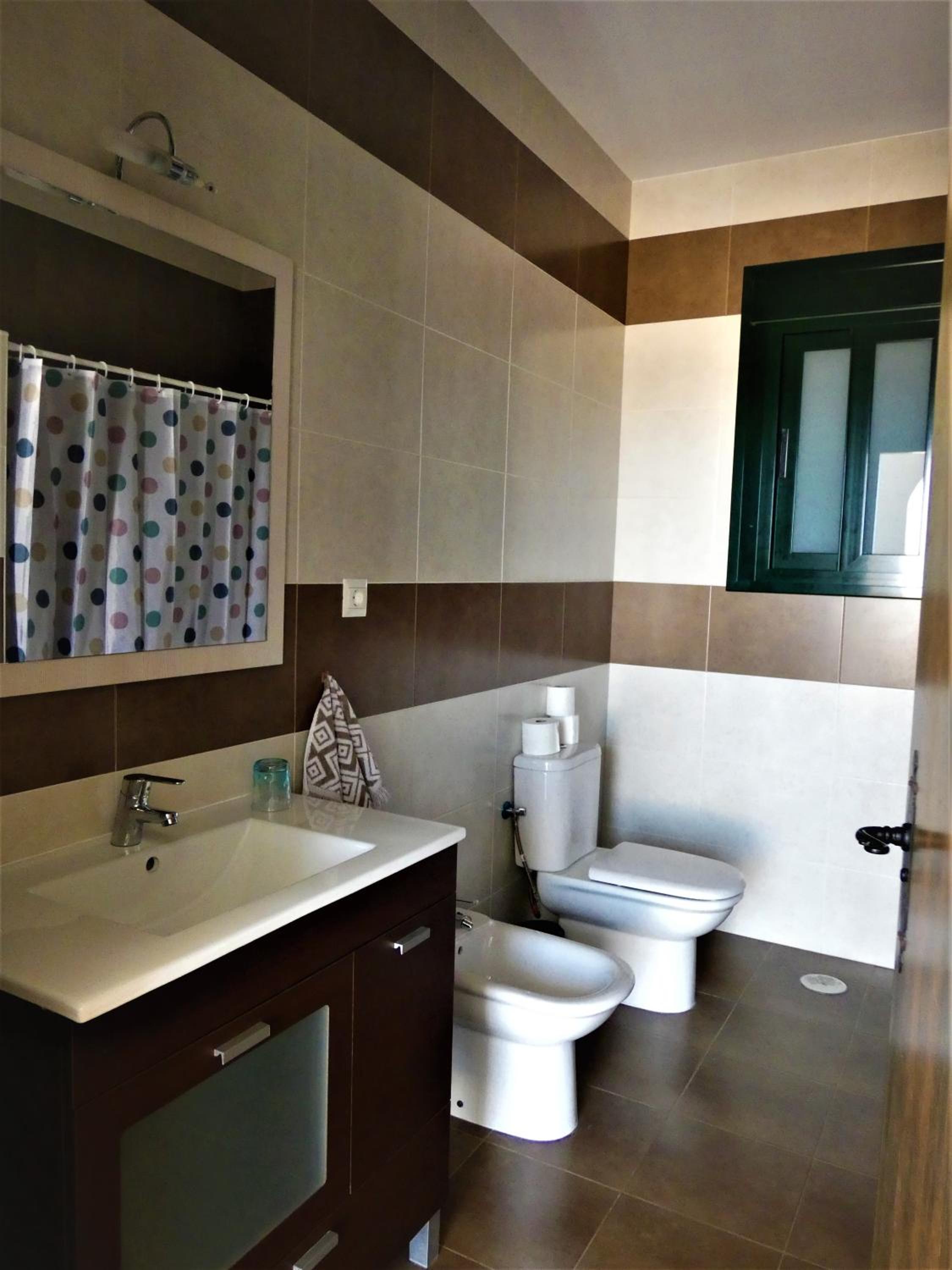Seven-Bedroom House photo 3
