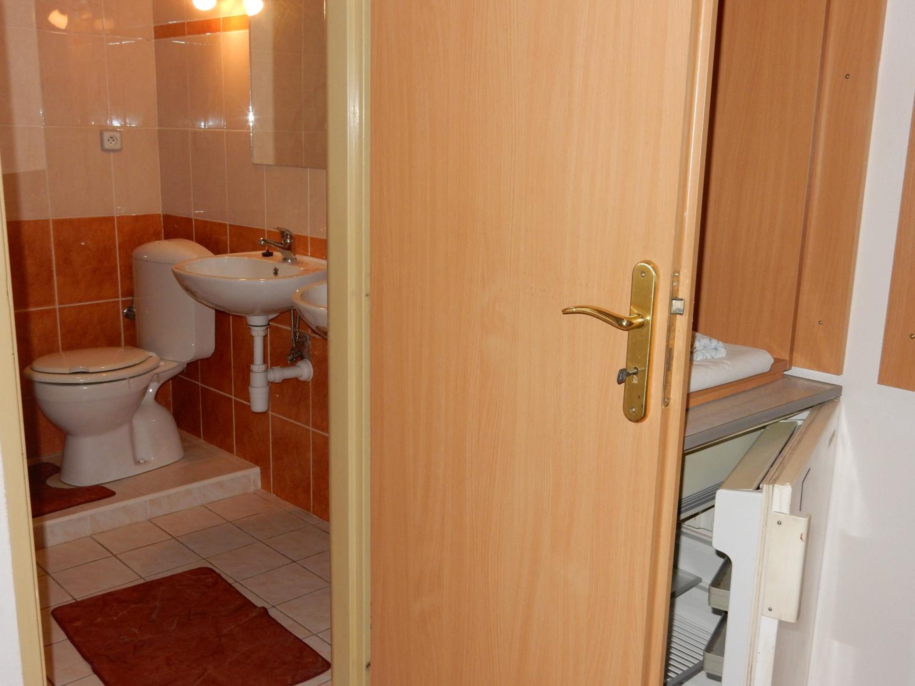 One-Bedroom Apartment - Photo 3
