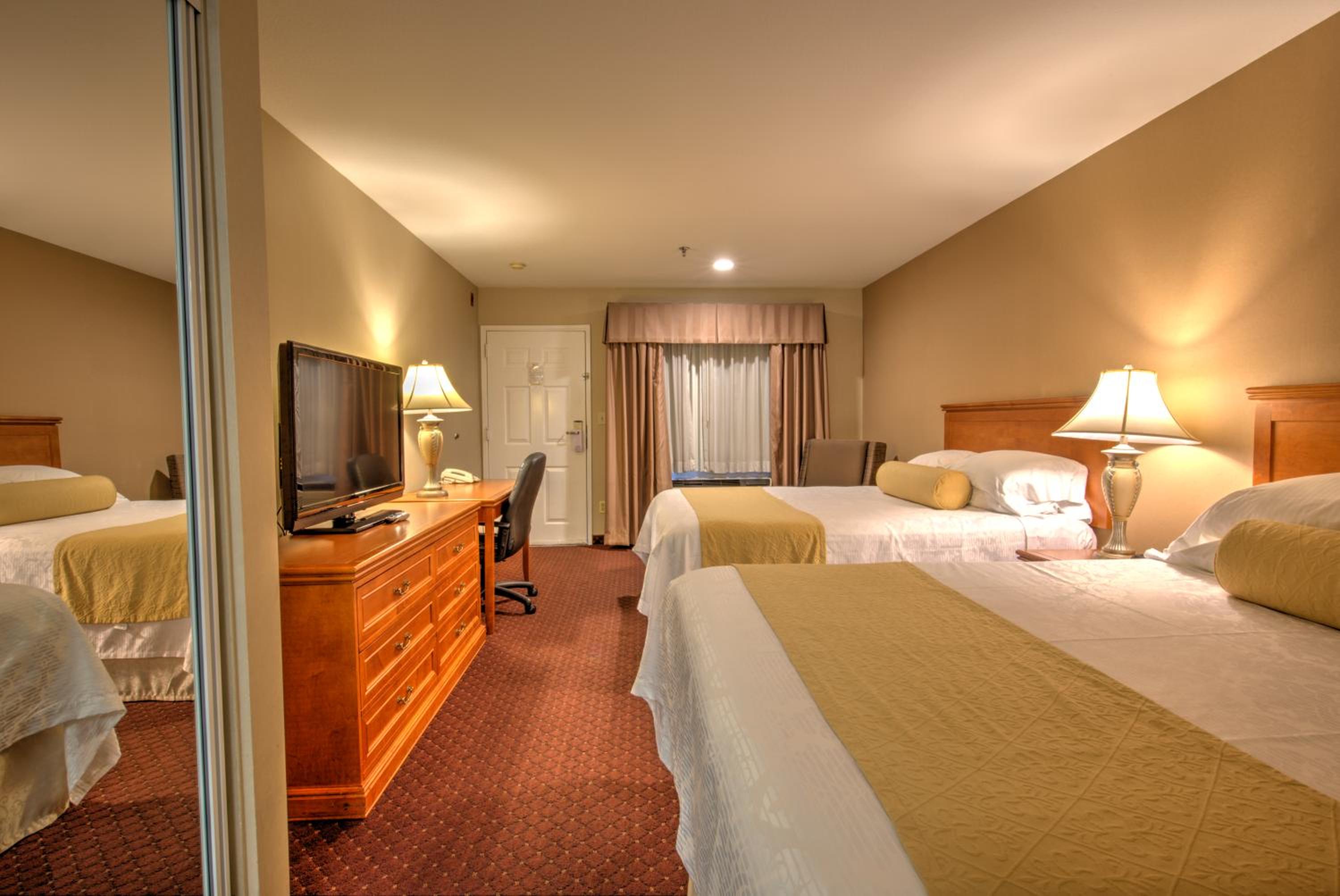 Queen Room with Two Queen Beds - Photo 2