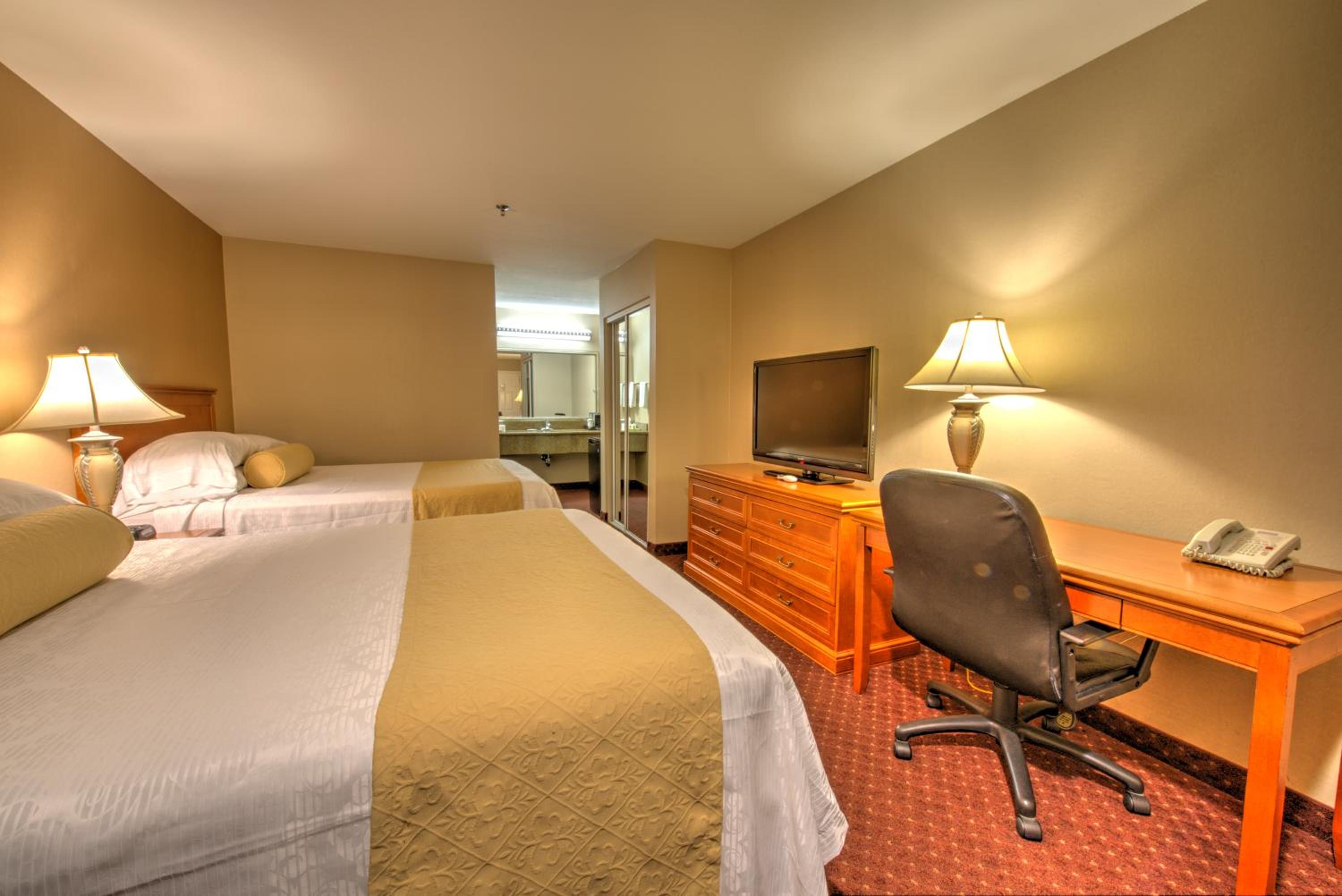 Queen Room with Two Queen Beds - Photo 3