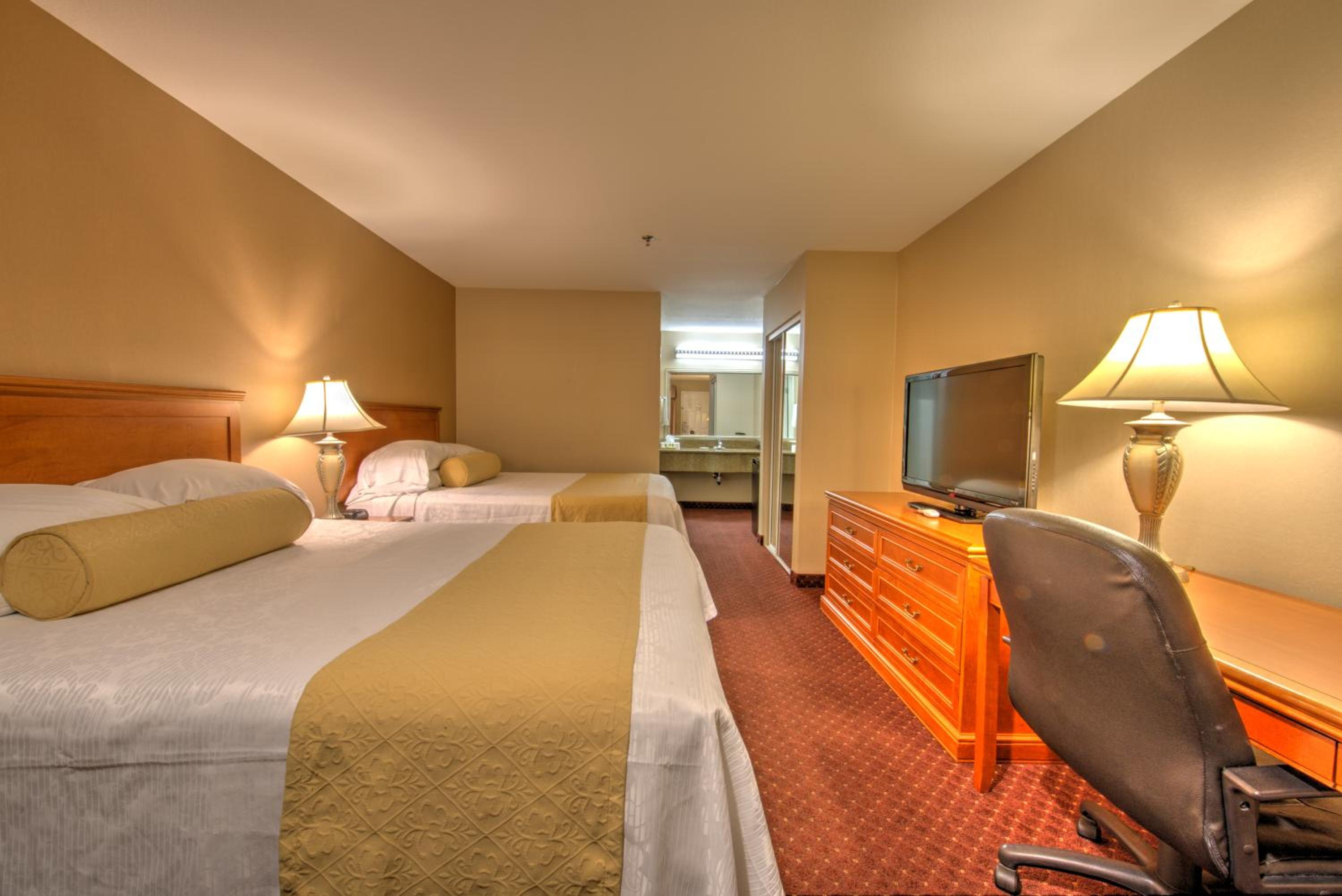 Queen Room with Two Queen Beds - Photo 4