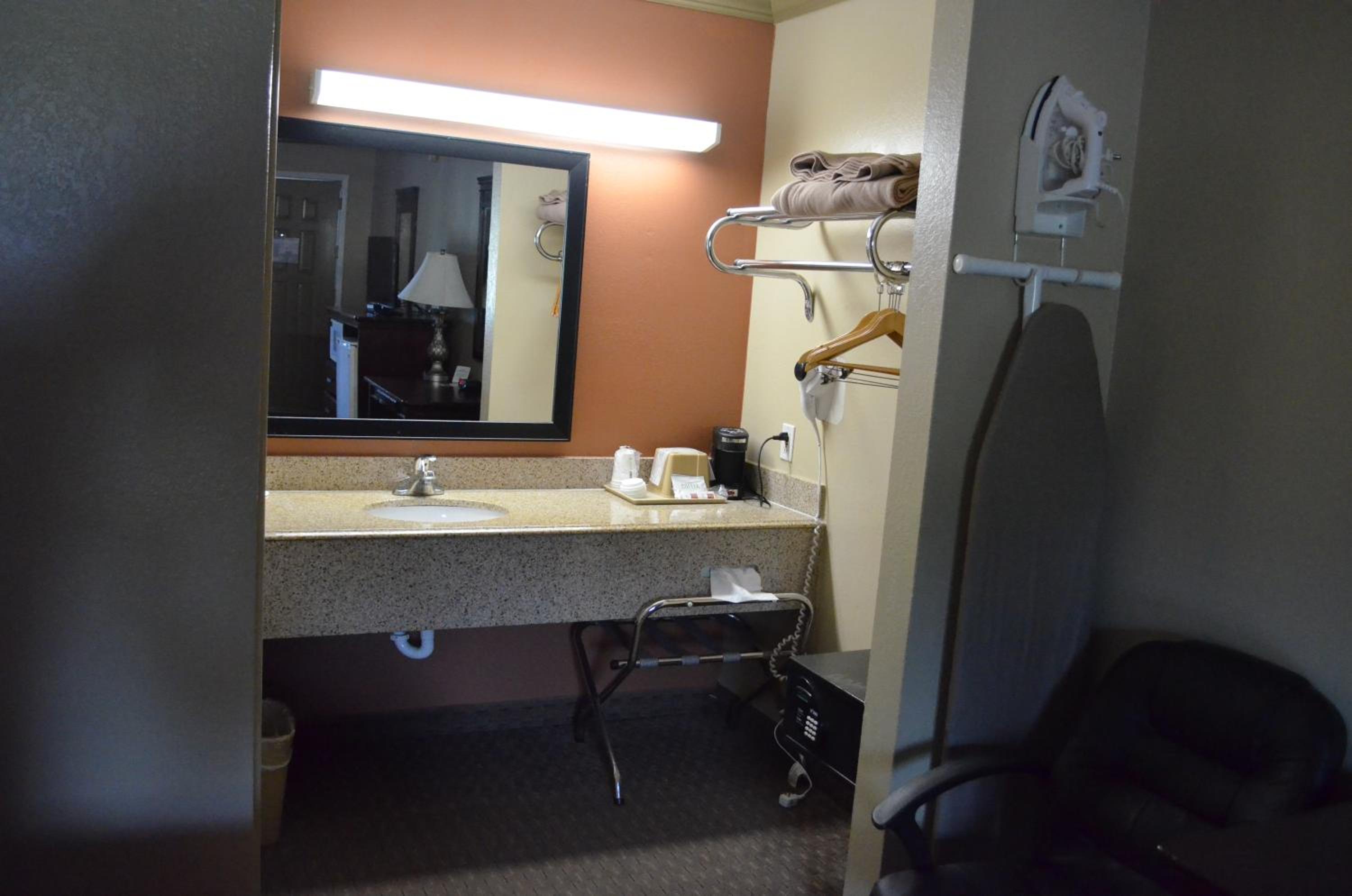 Deluxe King Room - Smoking - Photo 3