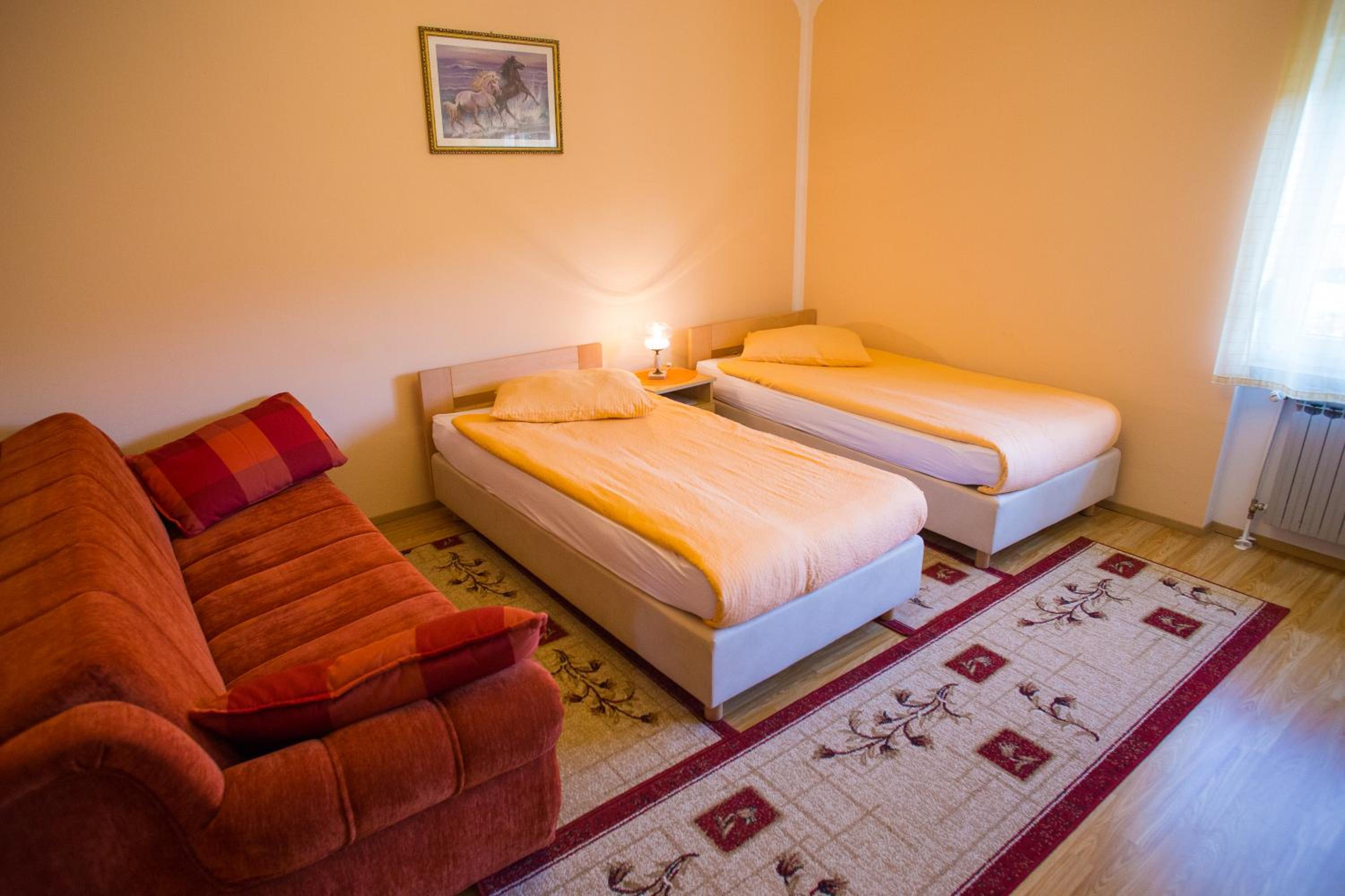 Twin Room with Bathroom - Photo 3