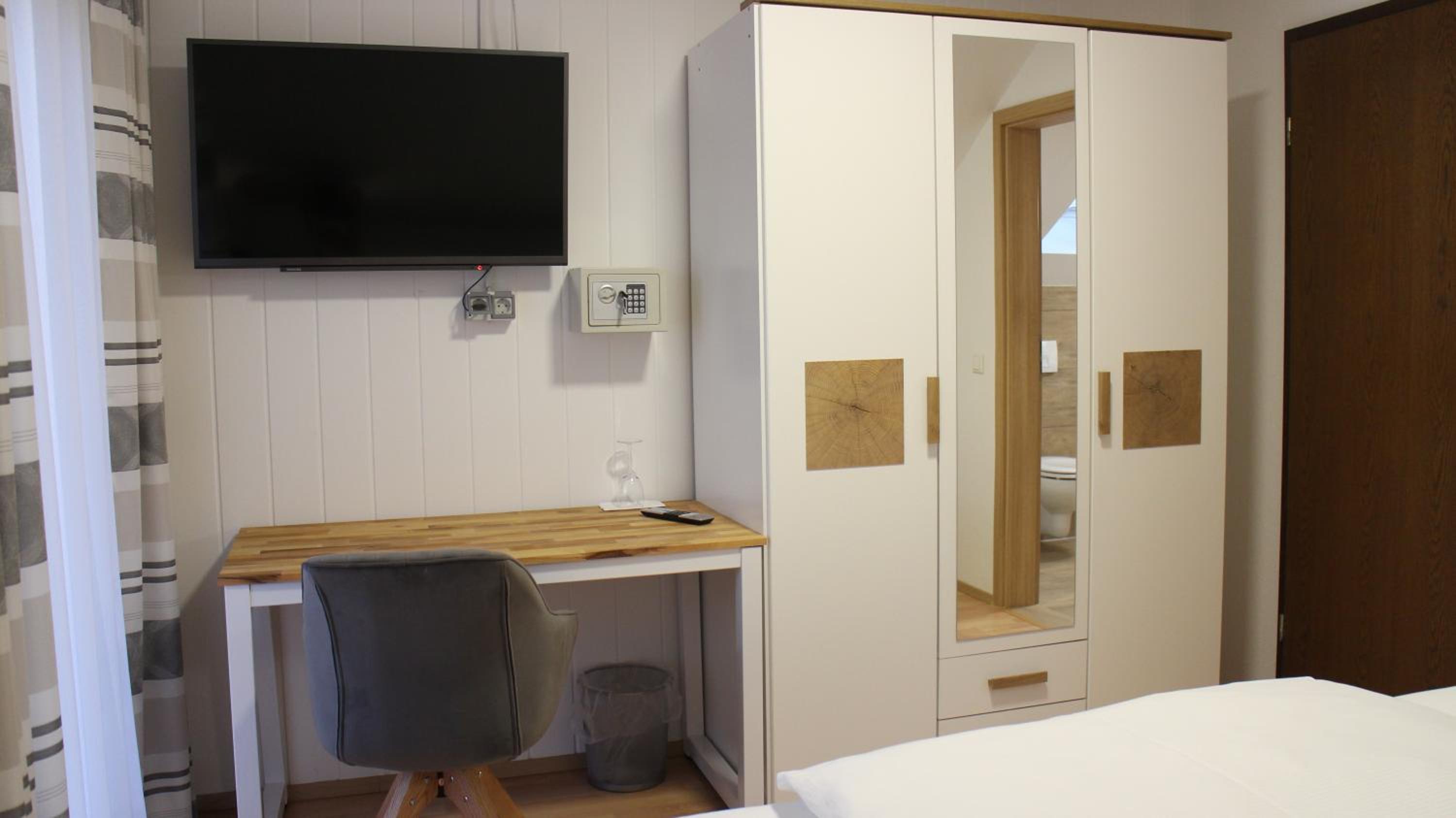 Double Room with Balcony - Photo 3