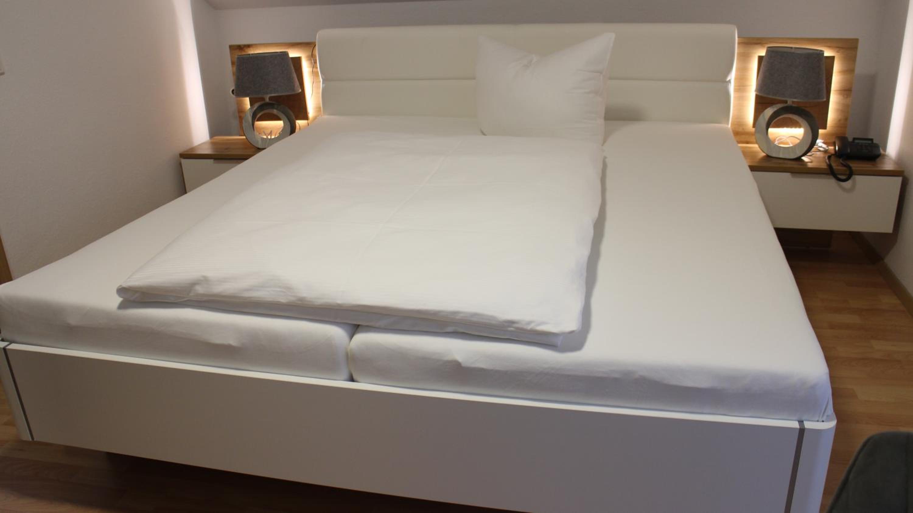 Double Room with Balcony - Photo 2